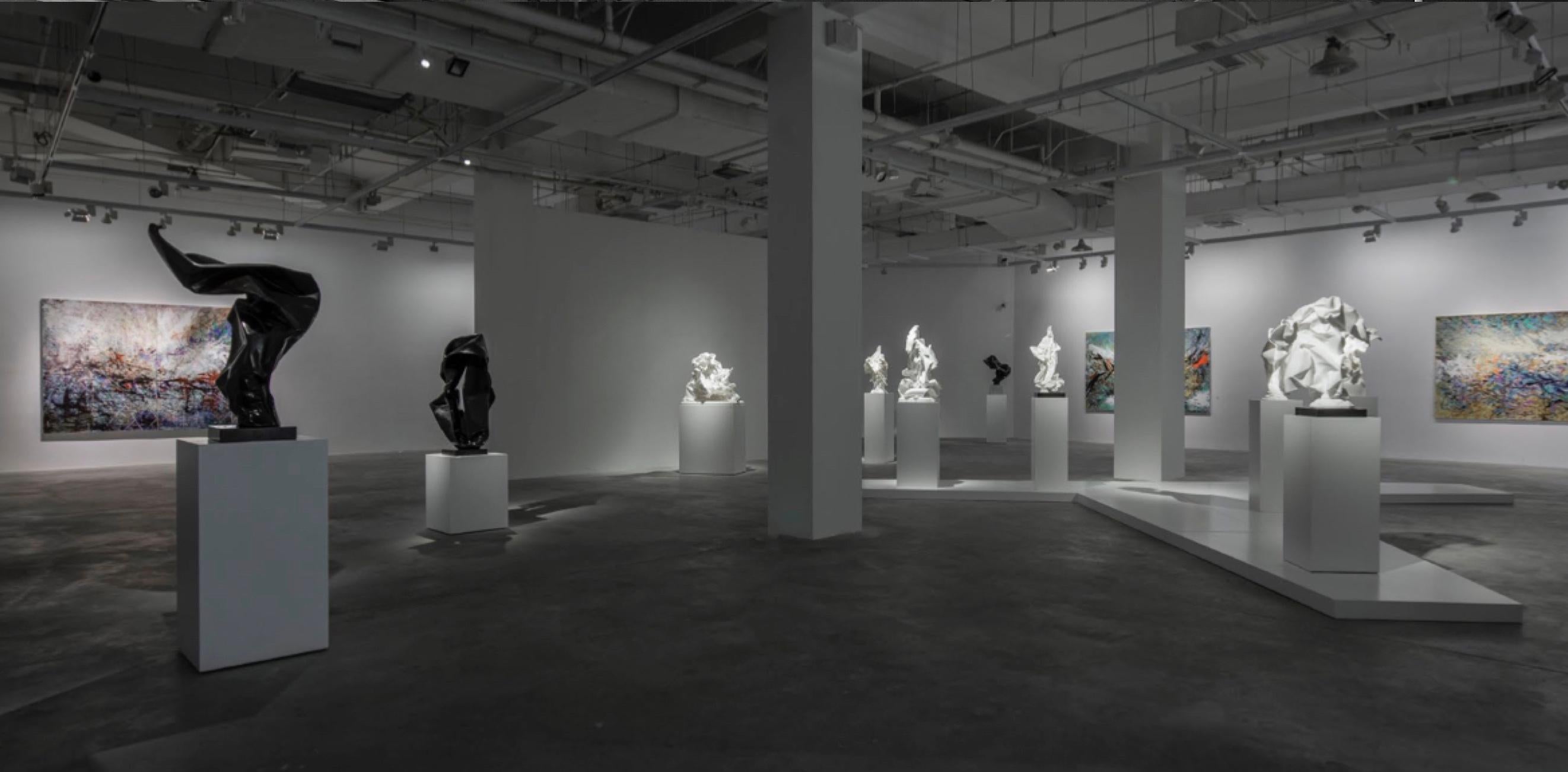 CLOUD Abstrakte Skulptur aus weißem Marmor, 2013 (Schwarz), Abstract Sculpture, von Hsu Tung Lung
