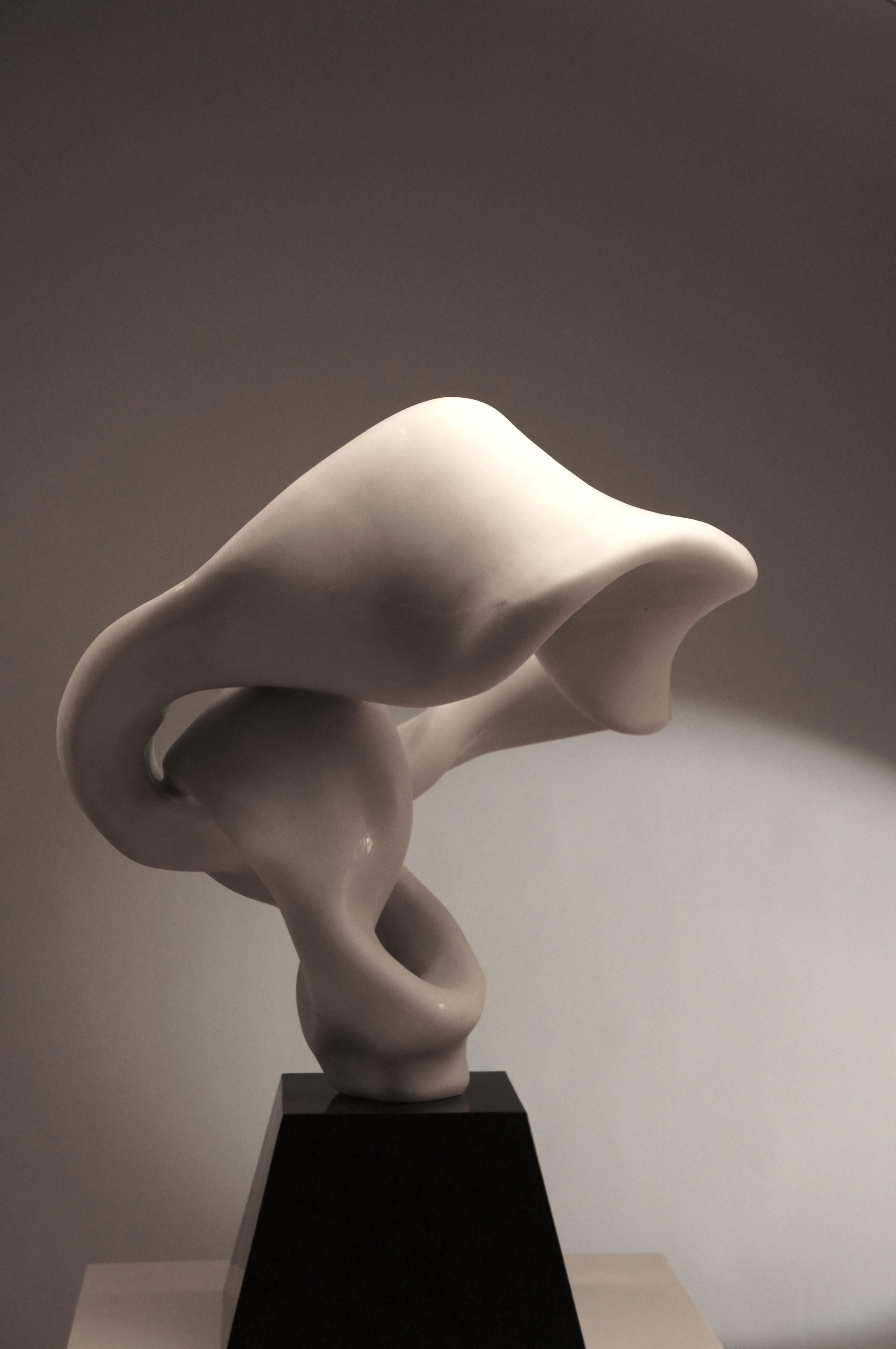 CLOUD Abstrakte Skulptur aus weißem Marmor, 2013 (Geometrische Abstraktion), Sculpture, von Hsu Tung Lung