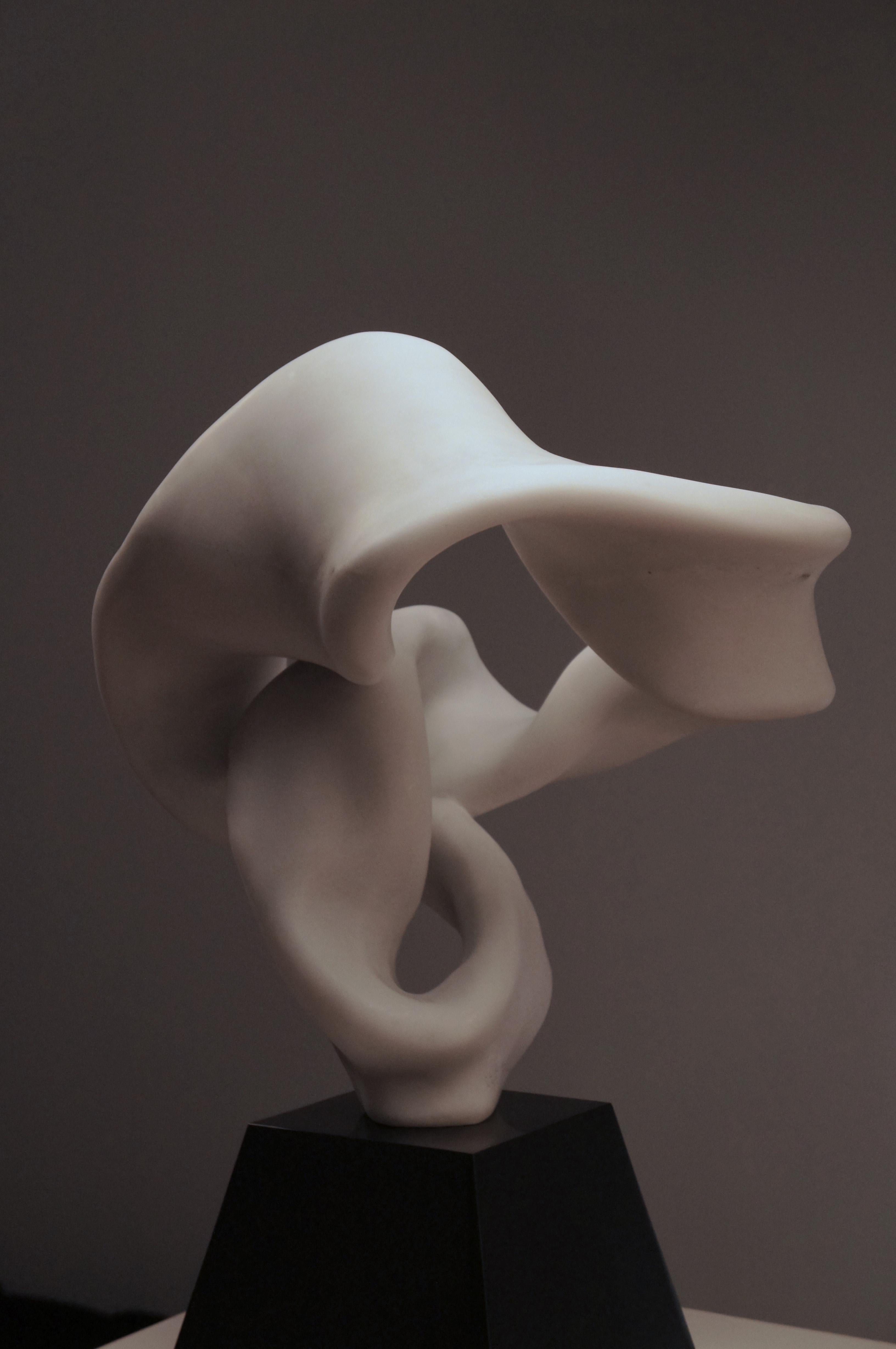 CLOUD Abstrakte Skulptur aus weißem Marmor, 2013 – Sculpture von Hsu Tung Lung