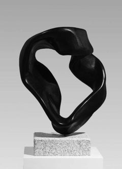 EMBRACE Abstrakte Skulptur aus schwarzem Granit, 2010