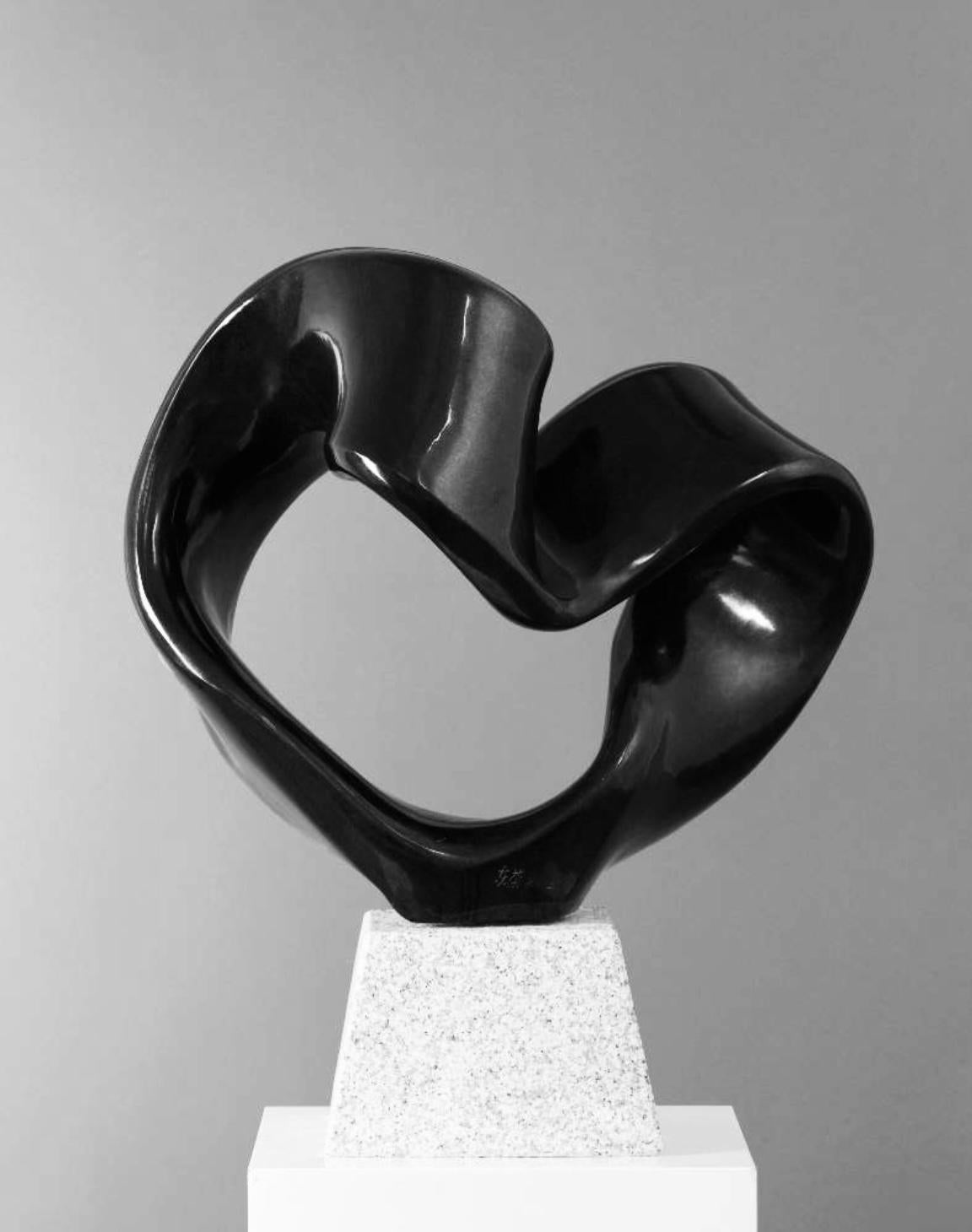 HUG Abstrakte Skulptur aus schwarzem Granit, HUG, 2010