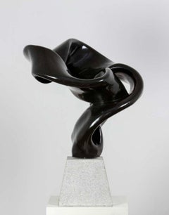 Turning, abstrakte Skulptur aus schwarzem Granit, 2013