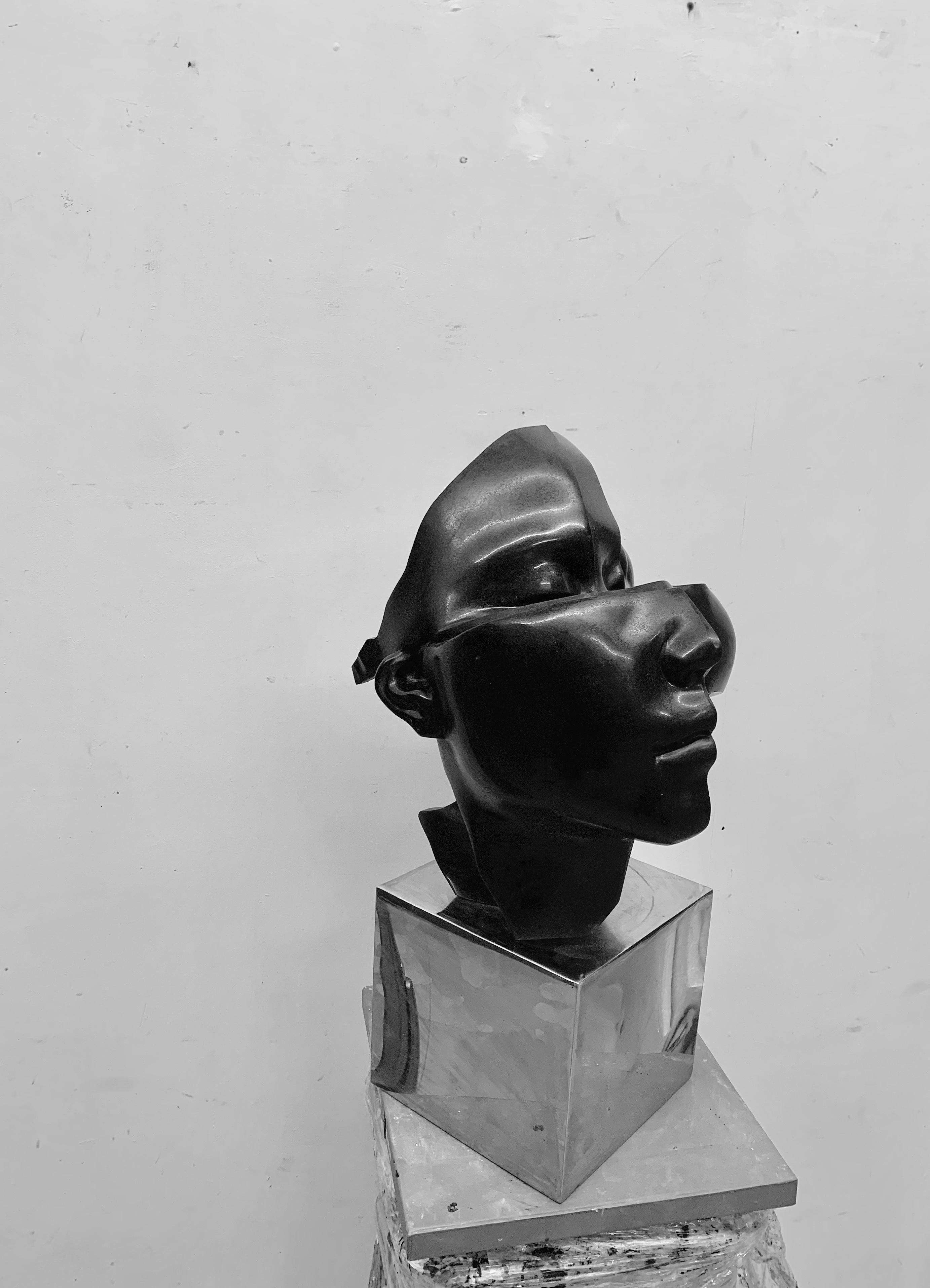 Granit noir ＆Sculpture en acier inoxydable "She", 2017 