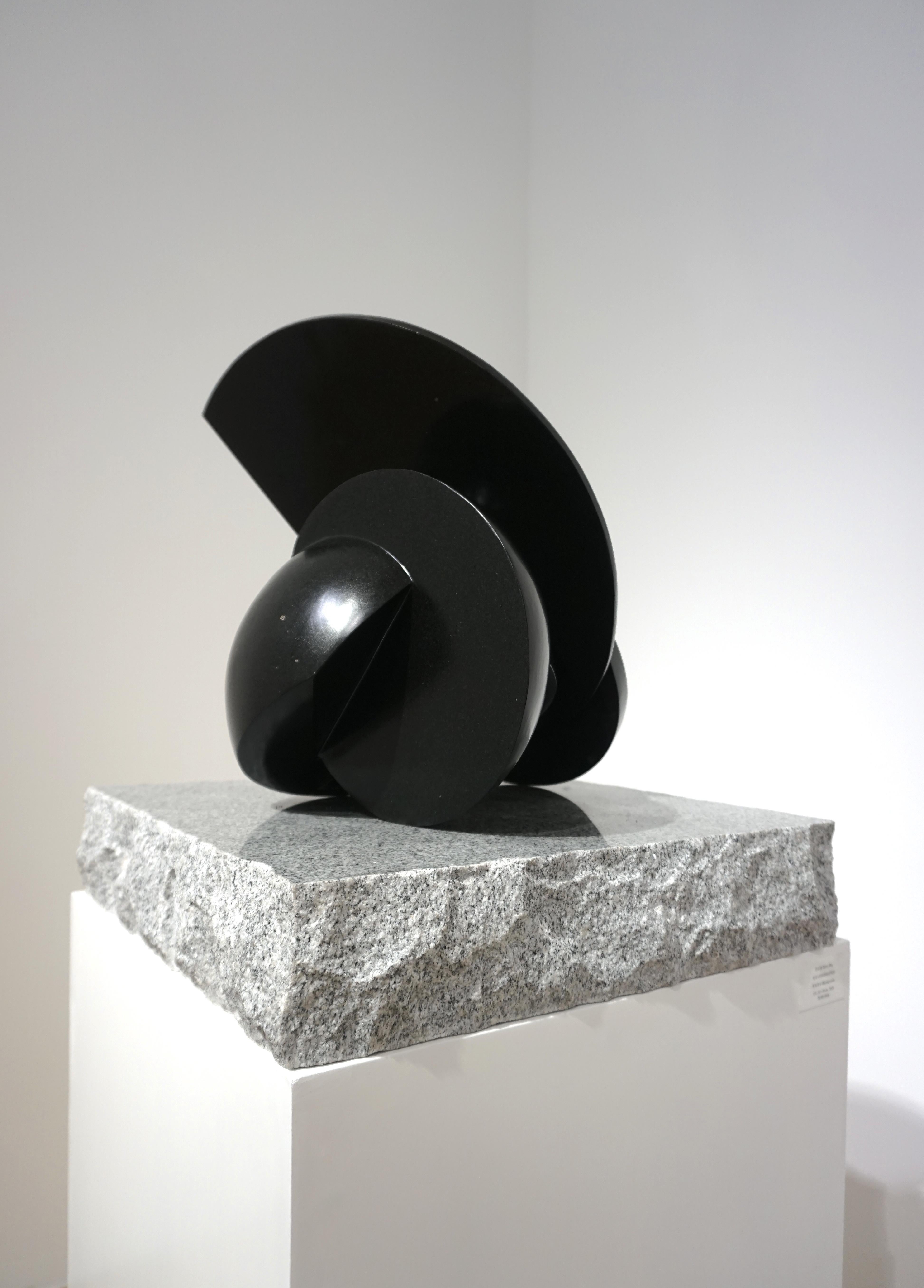 Granit- und Sandstein-Skulptur „Konversation“ 2019  (Geometrische Abstraktion), Sculpture, von Hsu Yun Chin