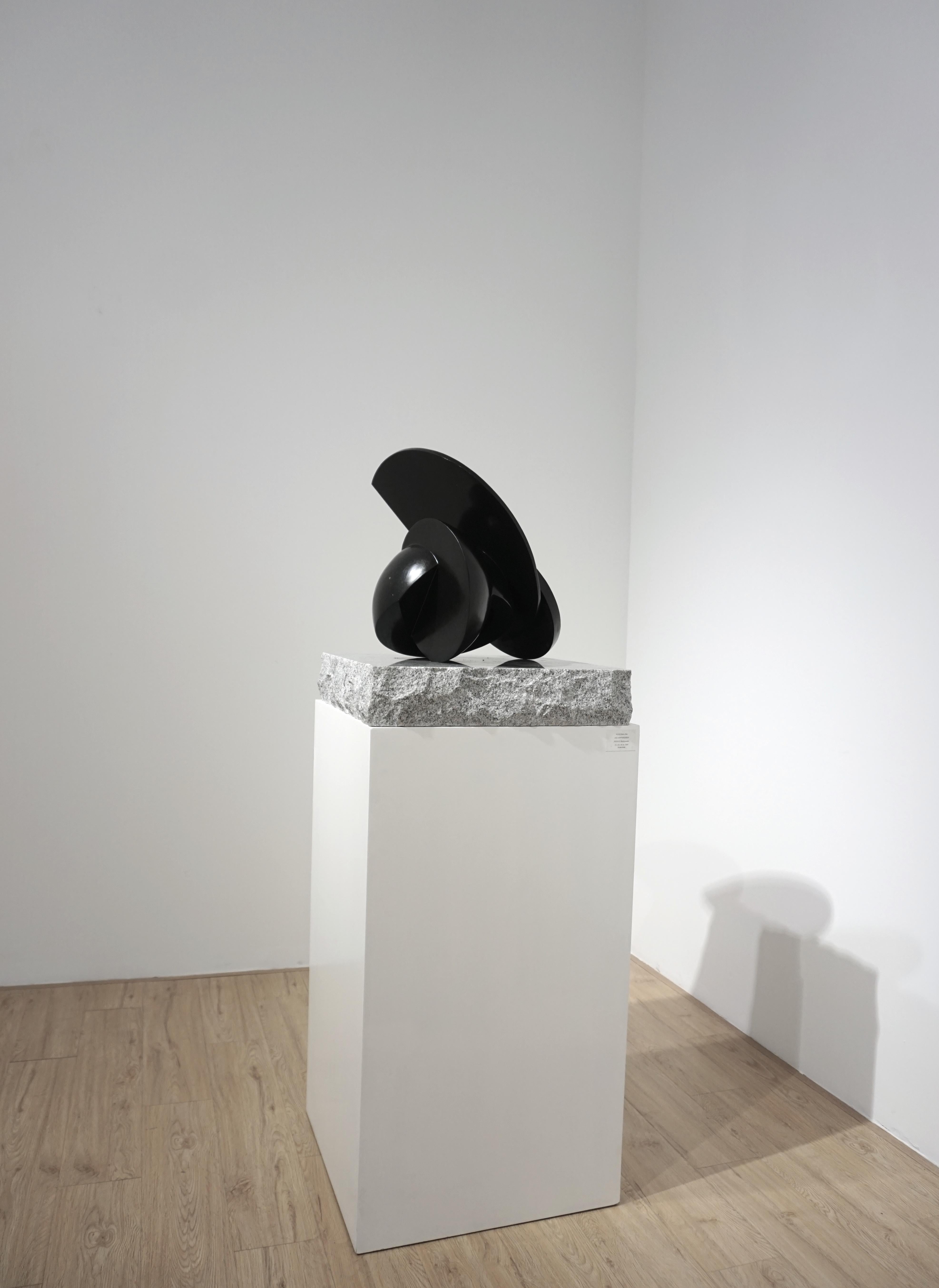 Granit- und Sandstein-Skulptur „Konversation“ 2019  (Schwarz), Abstract Sculpture, von Hsu Yun Chin