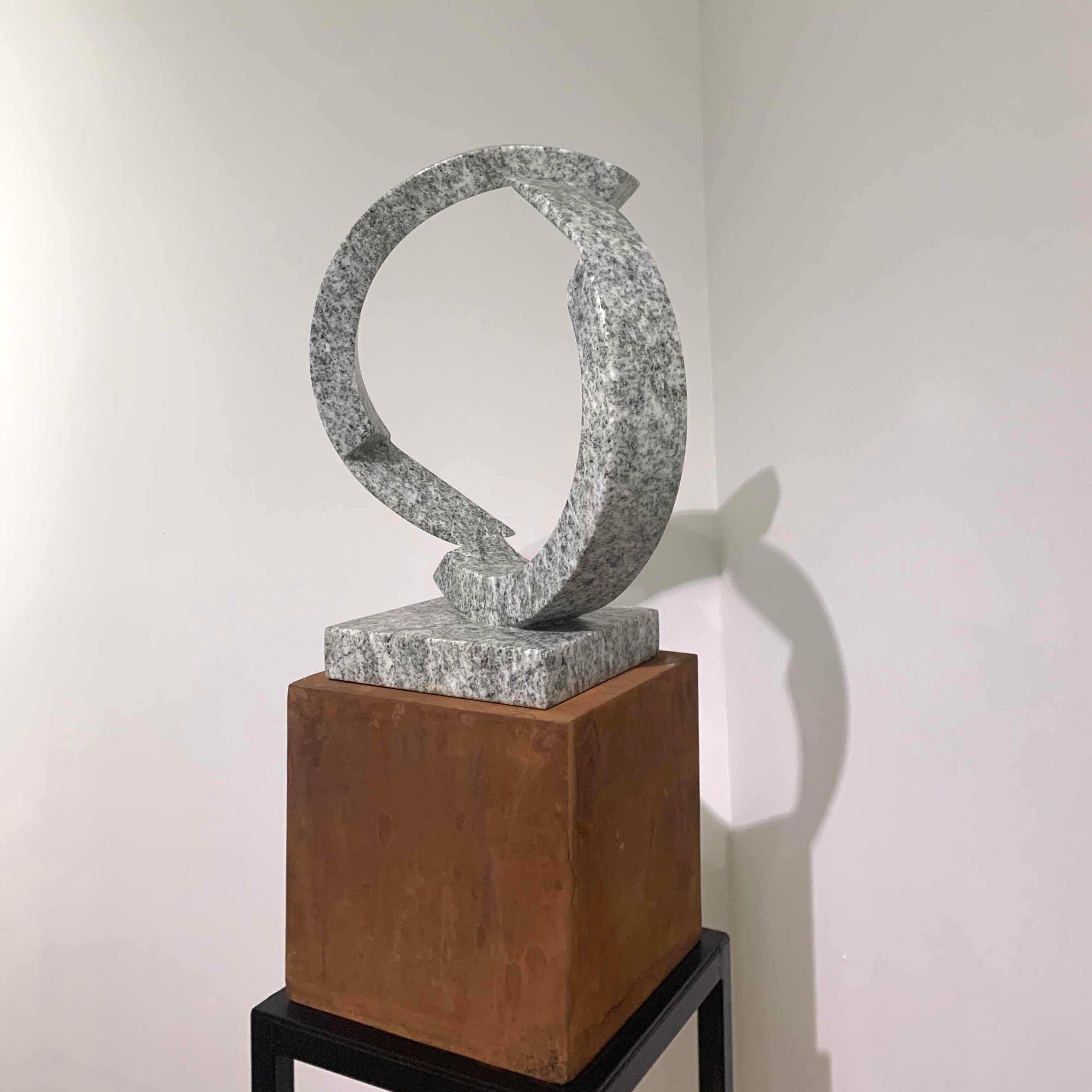 Serpentine ＆Eisen-Skulptur Einsamkeit, 2020  (Geometrische Abstraktion), Sculpture, von Hsu Yun Chin