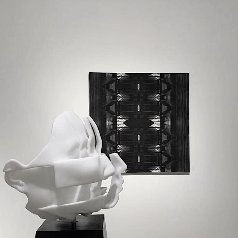  Weiße Skulptur aus weißem Marmor und Edelstahl „Sie und sie“, 2018 (Grau), Abstract Sculpture, von Hsu Yun Chin