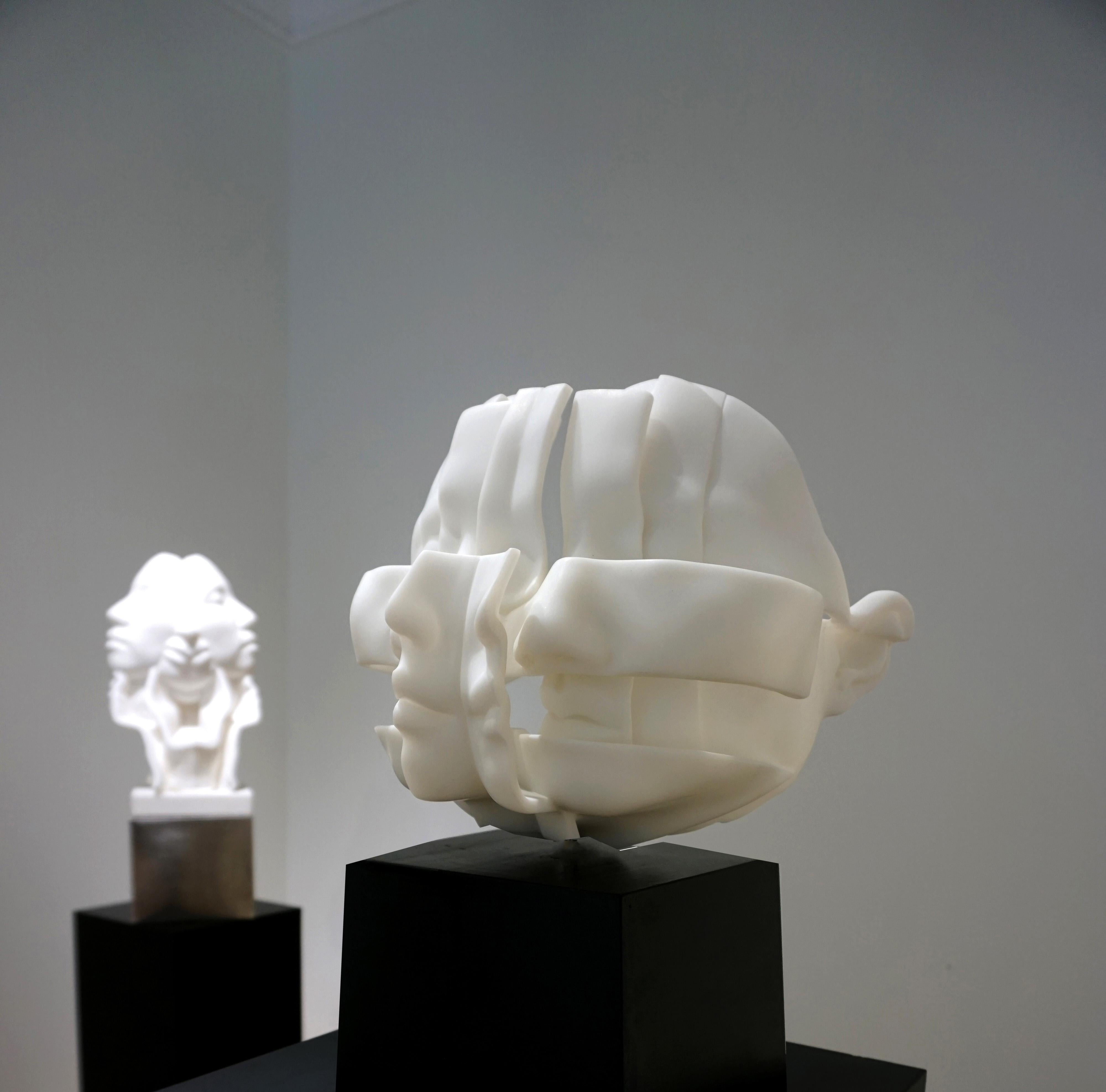  Weiße Skulptur aus weißem Marmor und Edelstahl „Sie und sie“, 2018 – Sculpture von Hsu Yun Chin