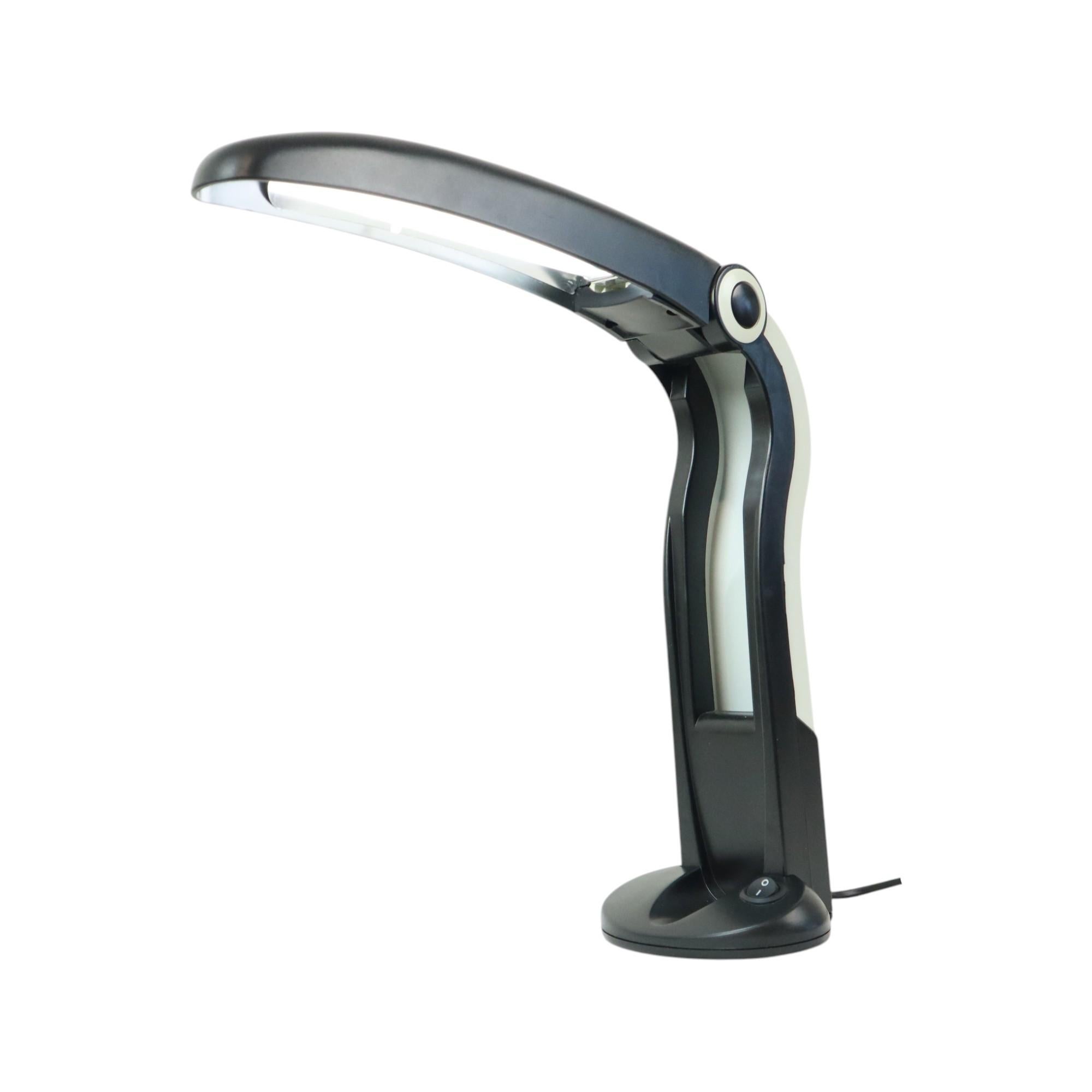 Rare H.T. Huang for Huanglite table lamp in the shape of a toucan, black and white color combination, 80s design object.

Highly sought after by collectors, very nice design, a fine fluorescent lamp is hidden in the mouth, which can be opened and