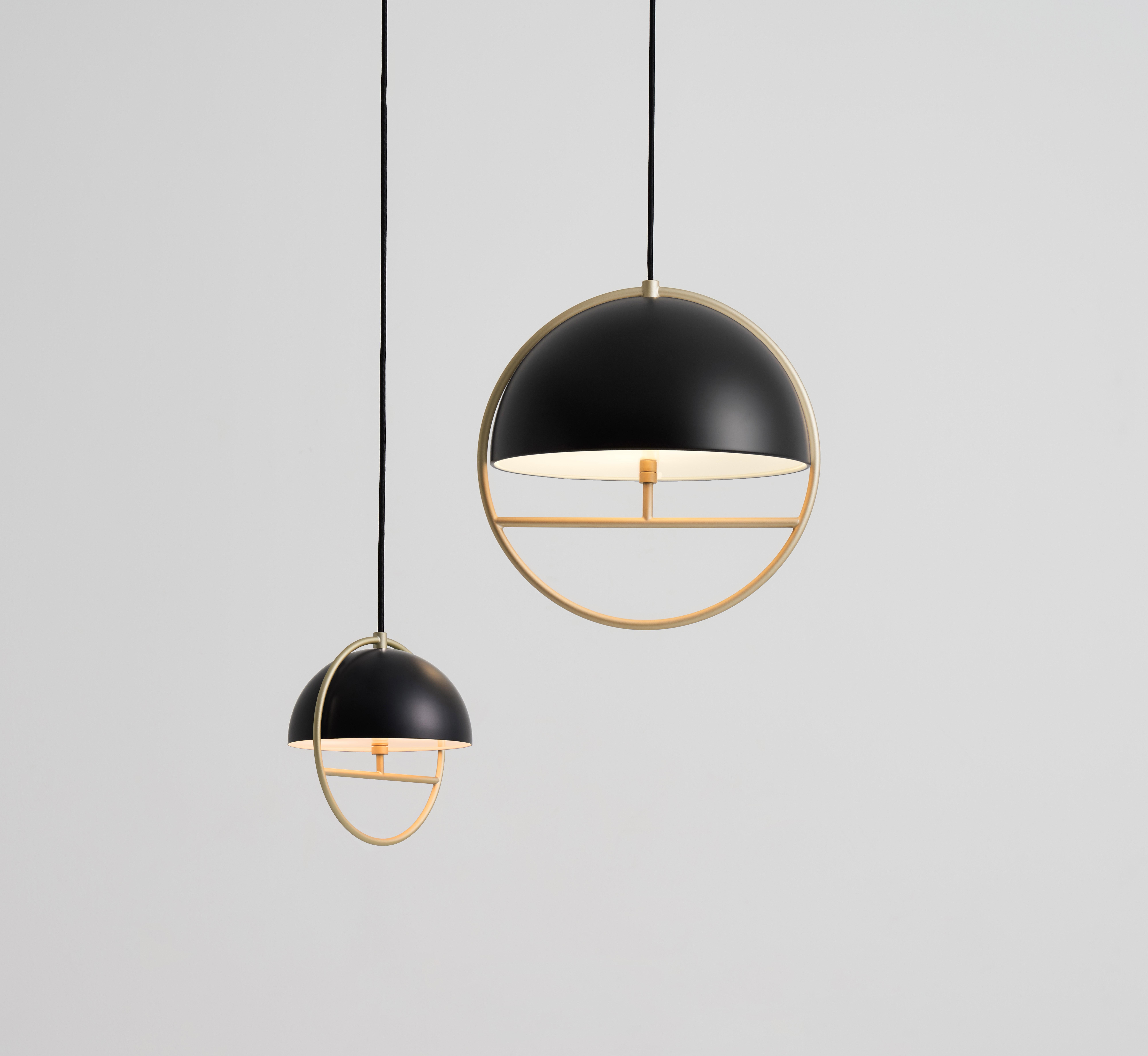 Con linee pulite e proporzioni aggraziate, l'HUAN è un design senza tempo che incarna sia le forme moderne che la silhouette nostalgica. La cornice circolare si ispira alla Porta della Luna, un classico elemento architettonico comune nei giardini
