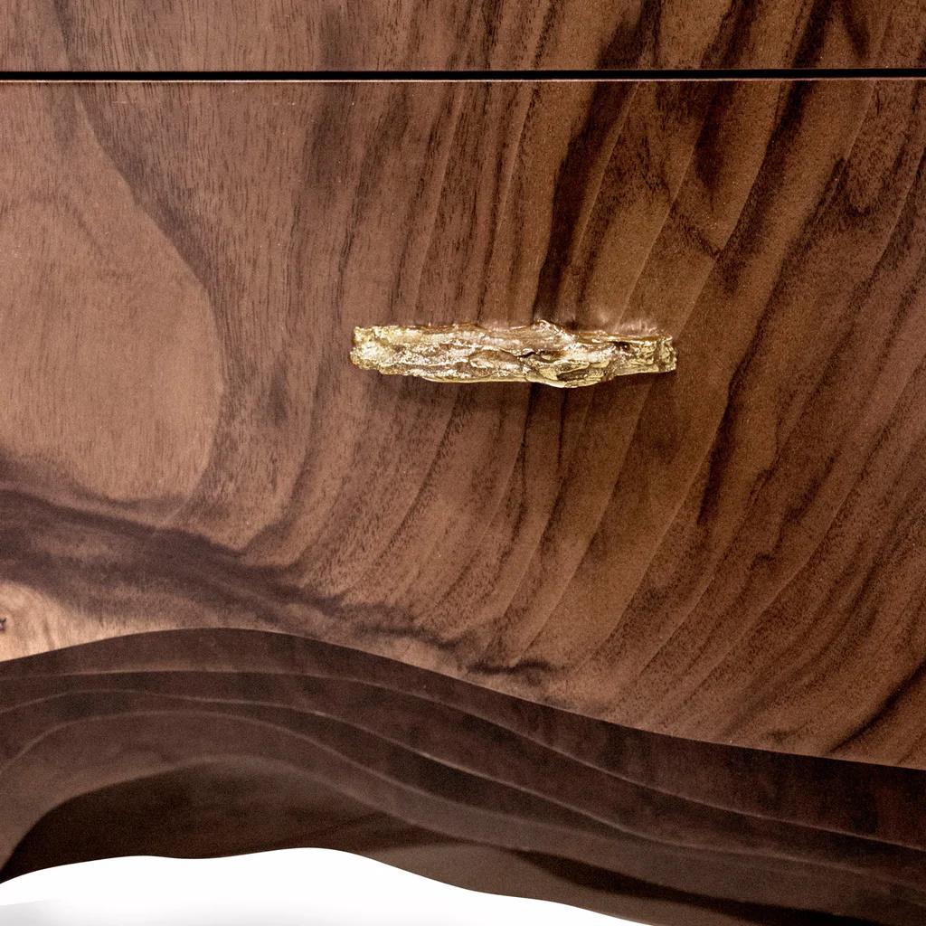 Huang is a mountain range in eastern China known for its spectacular scenery. Inspired by this magnificence, our designers created HUANG Bedside Table. It features an outside in walnut root veneer, an inside in rosewood veneer and details in matte