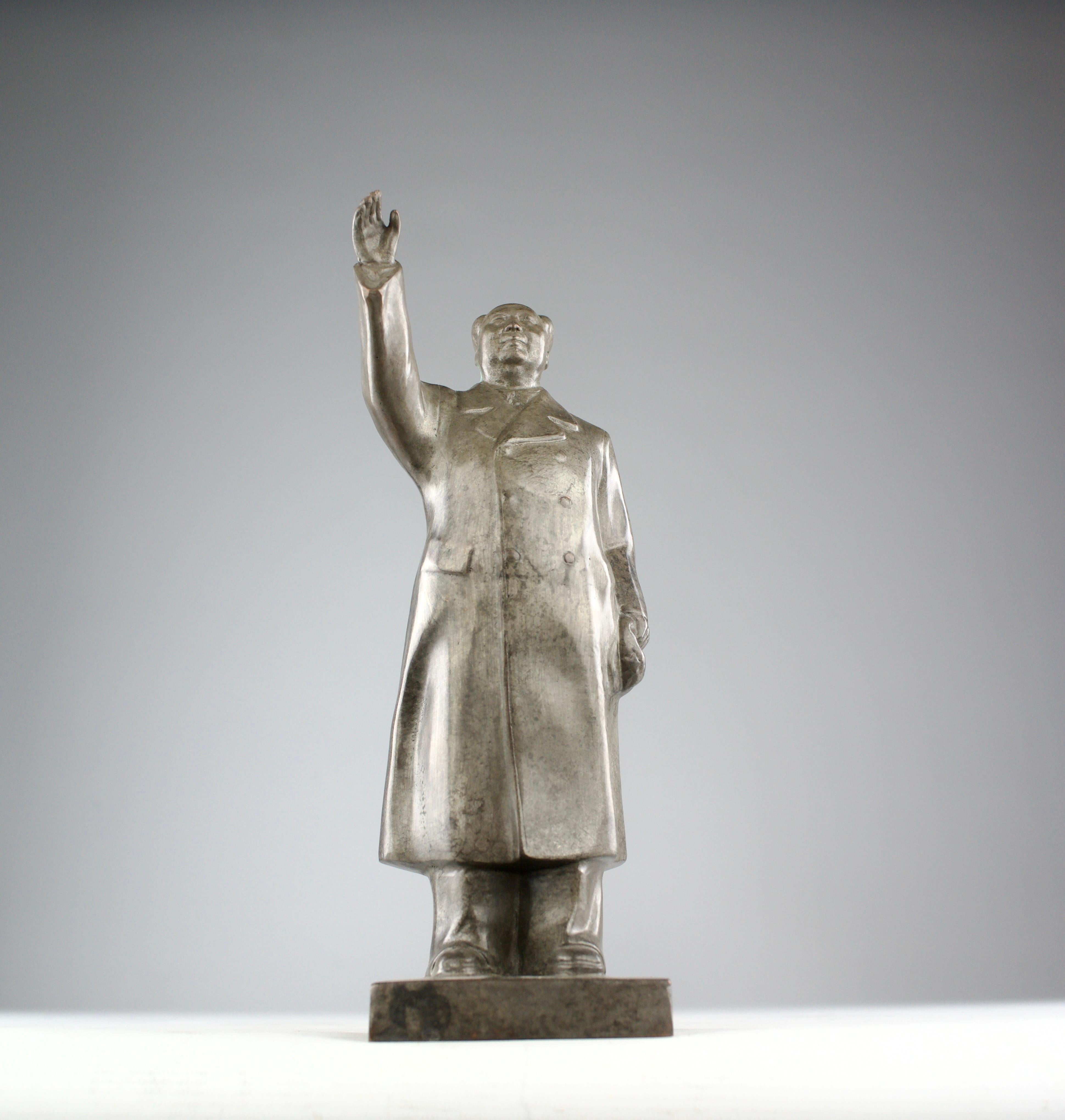 Bellissima scultura d'arte contemporanea raffigurante Mao Zedong di Huang Gang (1961), appartenente al movimento artistico cinese dei primi anni 2000. Firmato e numerato.

Dimensioni in cm (H. x L. x l.): 27 x 9.5 x 9

Ottime condizioni.

Spedizione
