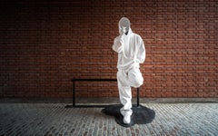 "03:03" Scultura in resina da 73" x 71" x 27,5" pollici Edizione 6/8 di Huang Yulong