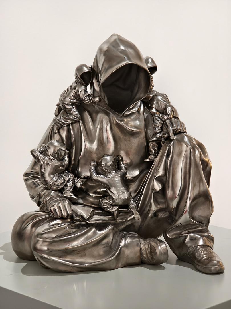 "High Five" Sculpture 11" x 10" x 10" en édition de 33 par Huang Yulong

À PROPOS DE L'ARTISTE
Huang Yulong est né en 1983 dans la province d'Anhui, en Chine. En 2007, il a obtenu une licence en sculpture de l'Institut de céramique de Jingdezhen,