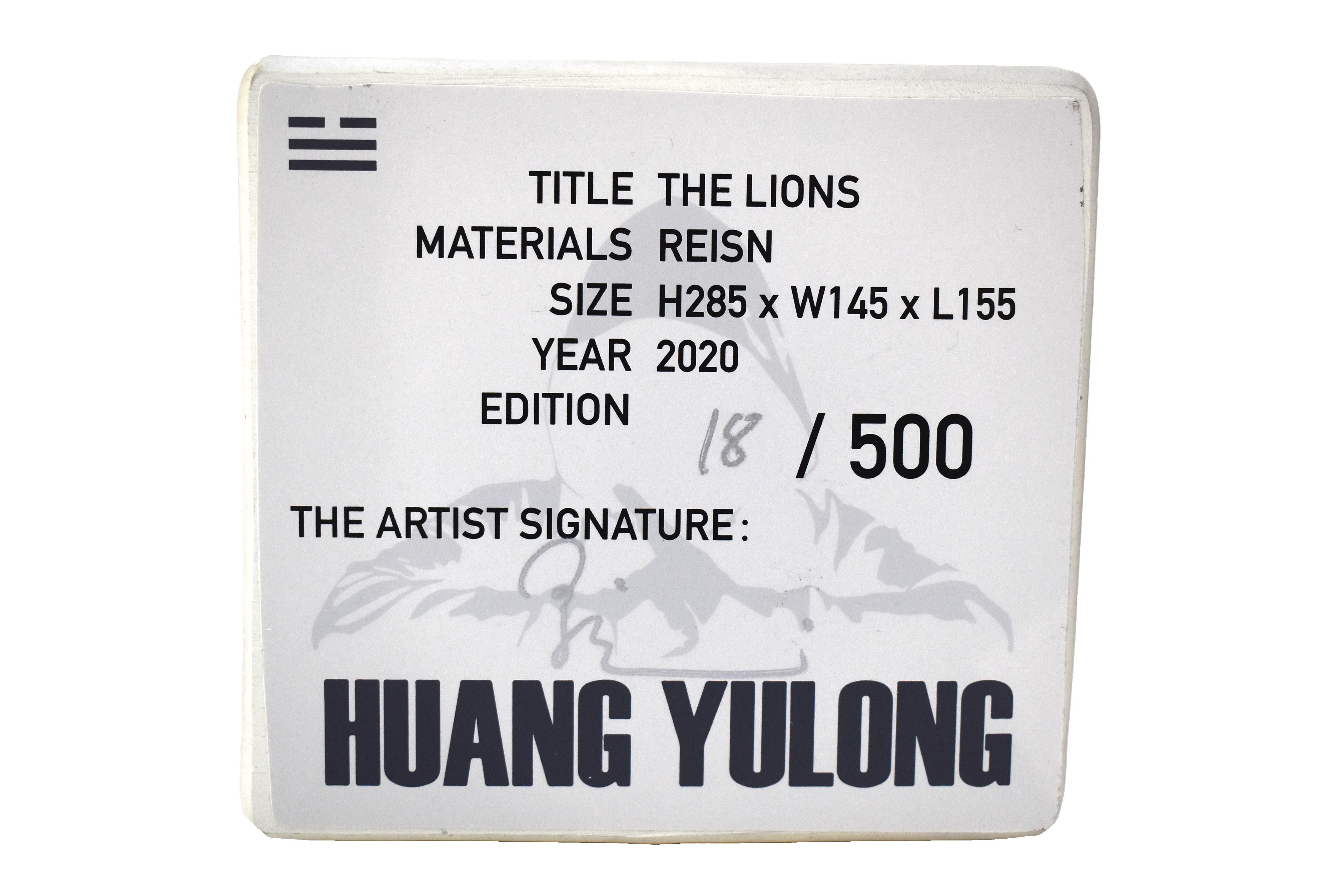 I leoni - Figurative Sculpture Beige di Huang Yulong