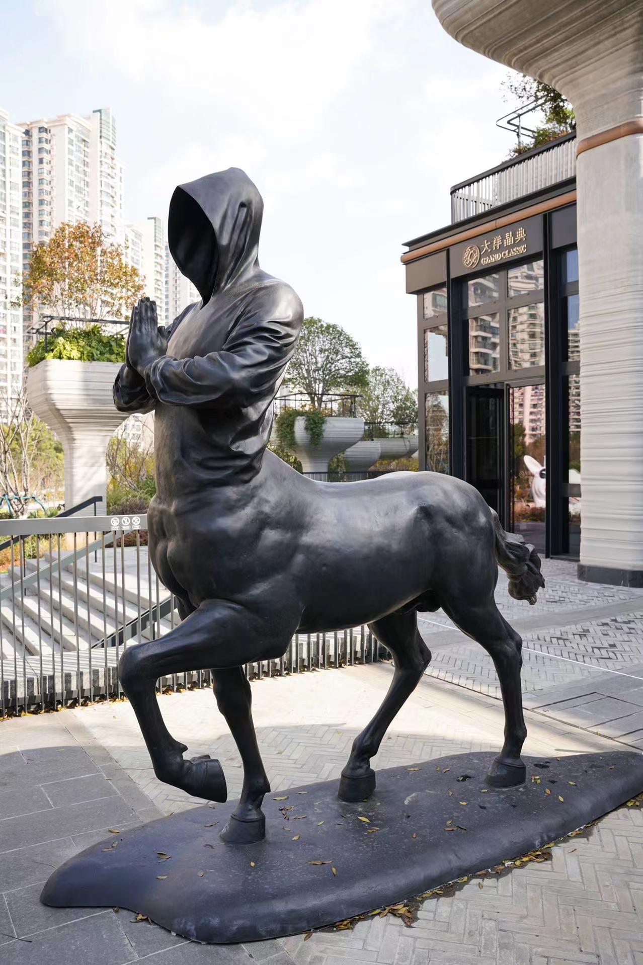 "On My Way" Sculpture en bronze 122 x 108 x 39 pouces Ed. of 8 by Huang Yulong

À PROPOS DE L'ARTISTE
Huang Yulong est né en 1983 dans la province d'Anhui, en Chine. En 2007, il a obtenu une licence en sculpture de l'Institut de céramique de