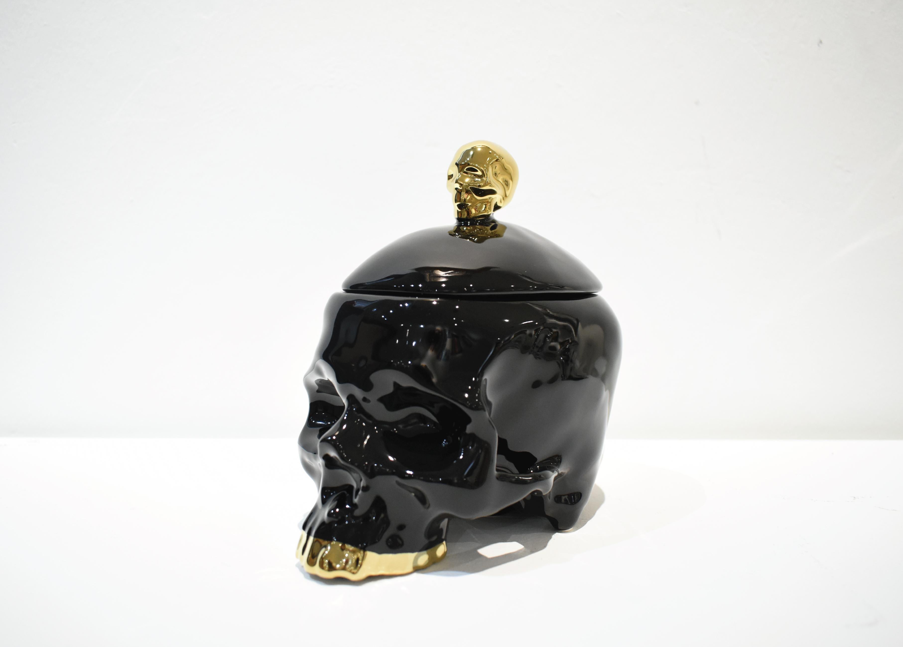 Porzellan-Skulptur mit Totenkopf in Schwarz und Gold, abnehmbarer Deckel – Sculpture von Huang Yulong