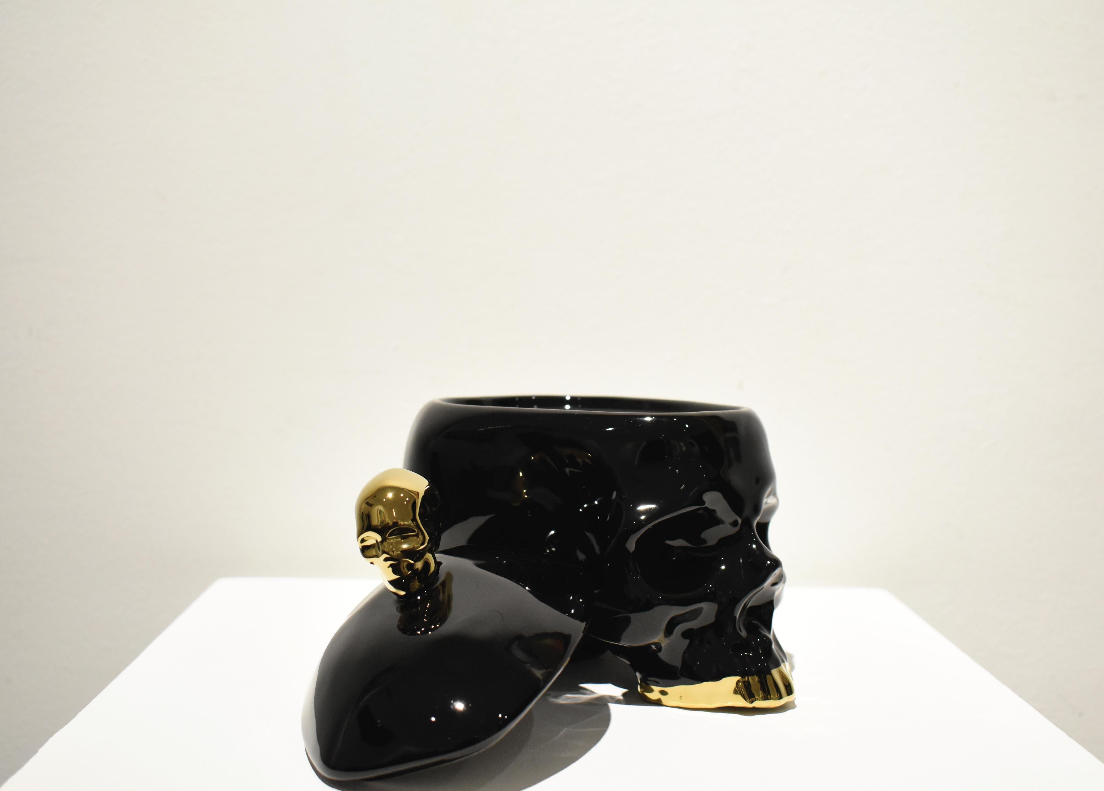 Porzellan-Skulptur mit Totenkopf in Schwarz und Gold, abnehmbarer Deckel (Weiß), Still-Life Sculpture, von Huang Yulong