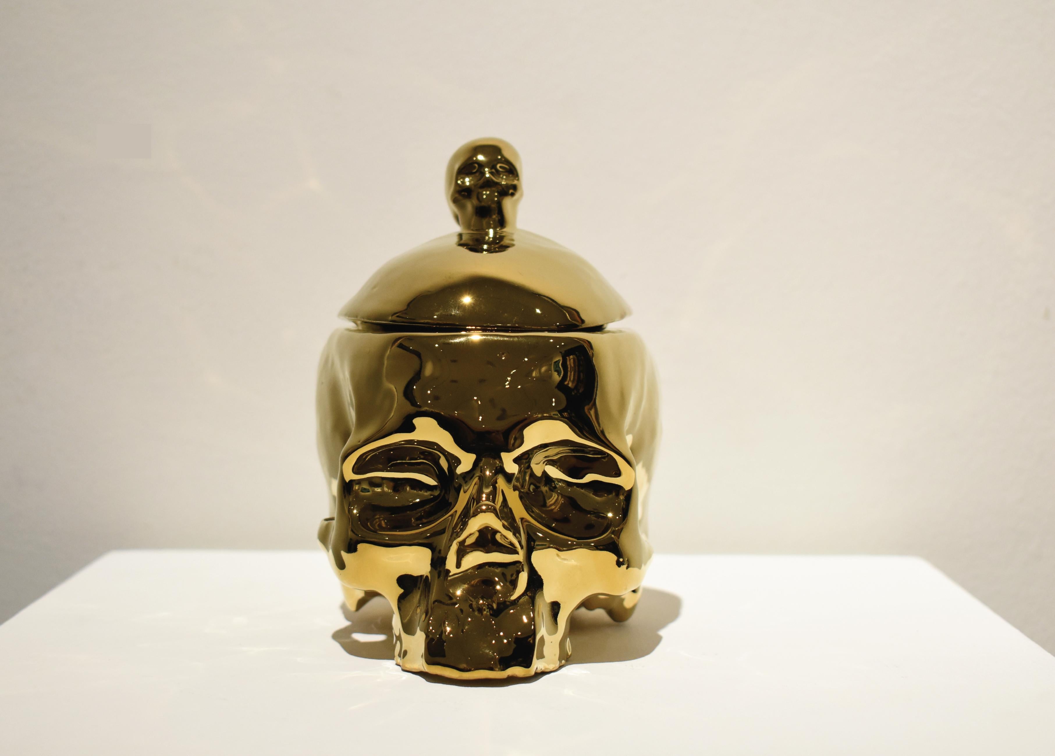 Porzellanskulptur mit Totenkopfform in Goldfarbe, abnehmbarer Deckel – Sculpture von Huang Yulong