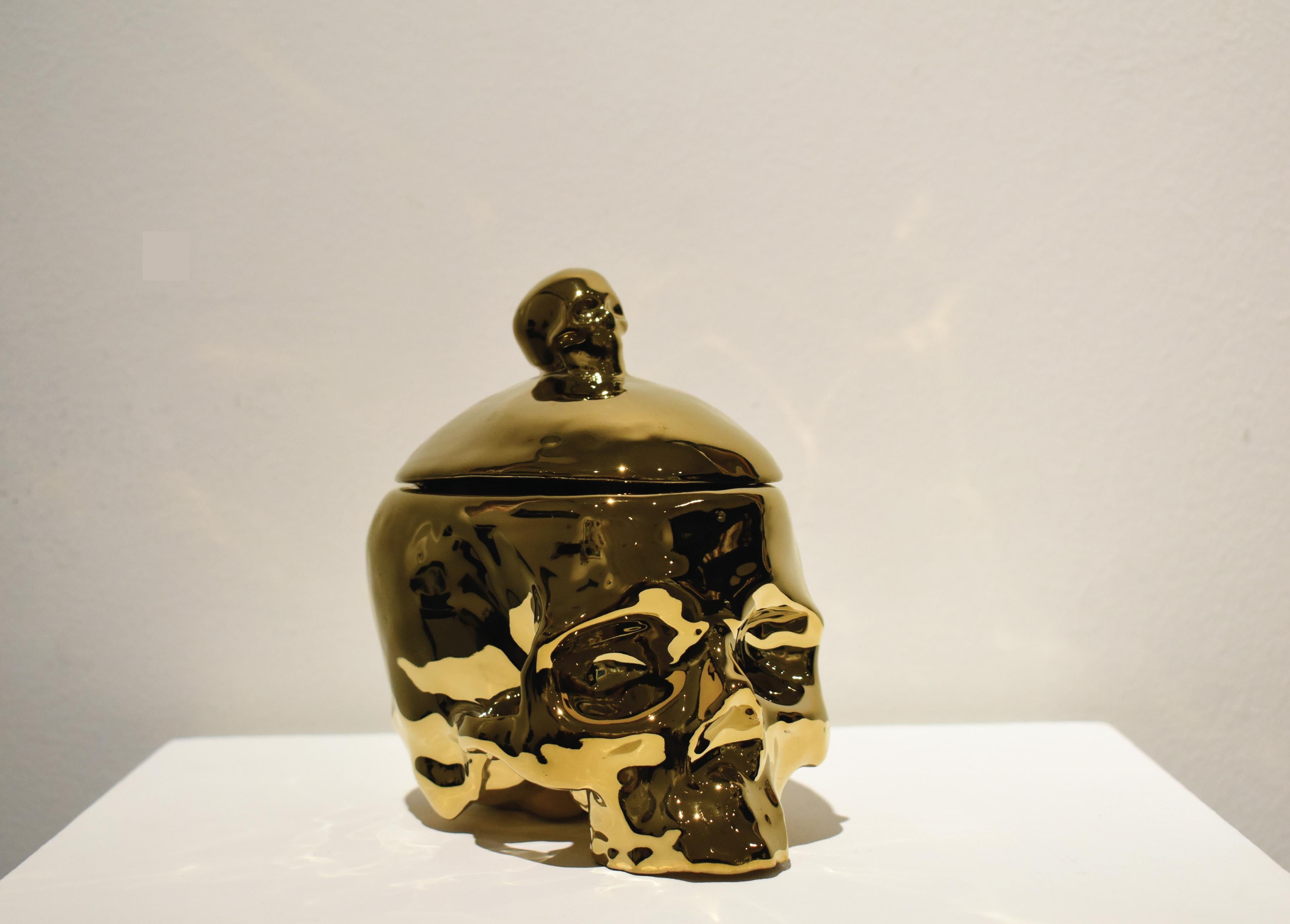 Porzellanskulptur mit Totenkopfform in Goldfarbe, abnehmbarer Deckel (Braun), Figurative Sculpture, von Huang Yulong