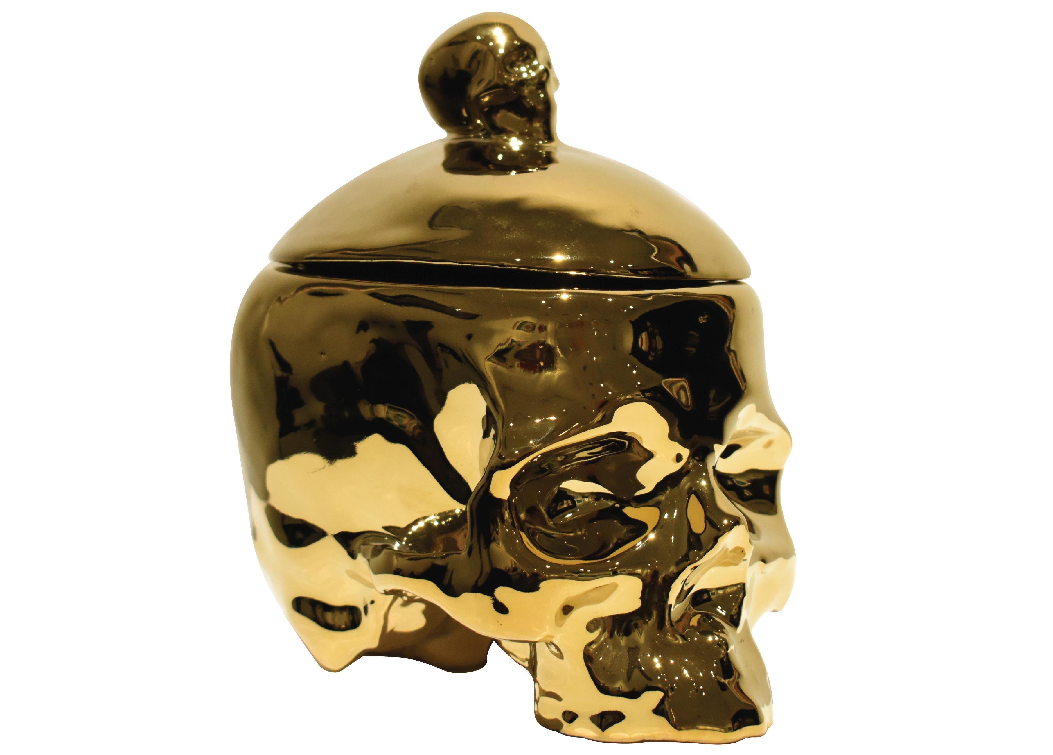 Porzellanskulptur mit Totenkopfform in Goldfarbe, abnehmbarer Deckel im Angebot 1