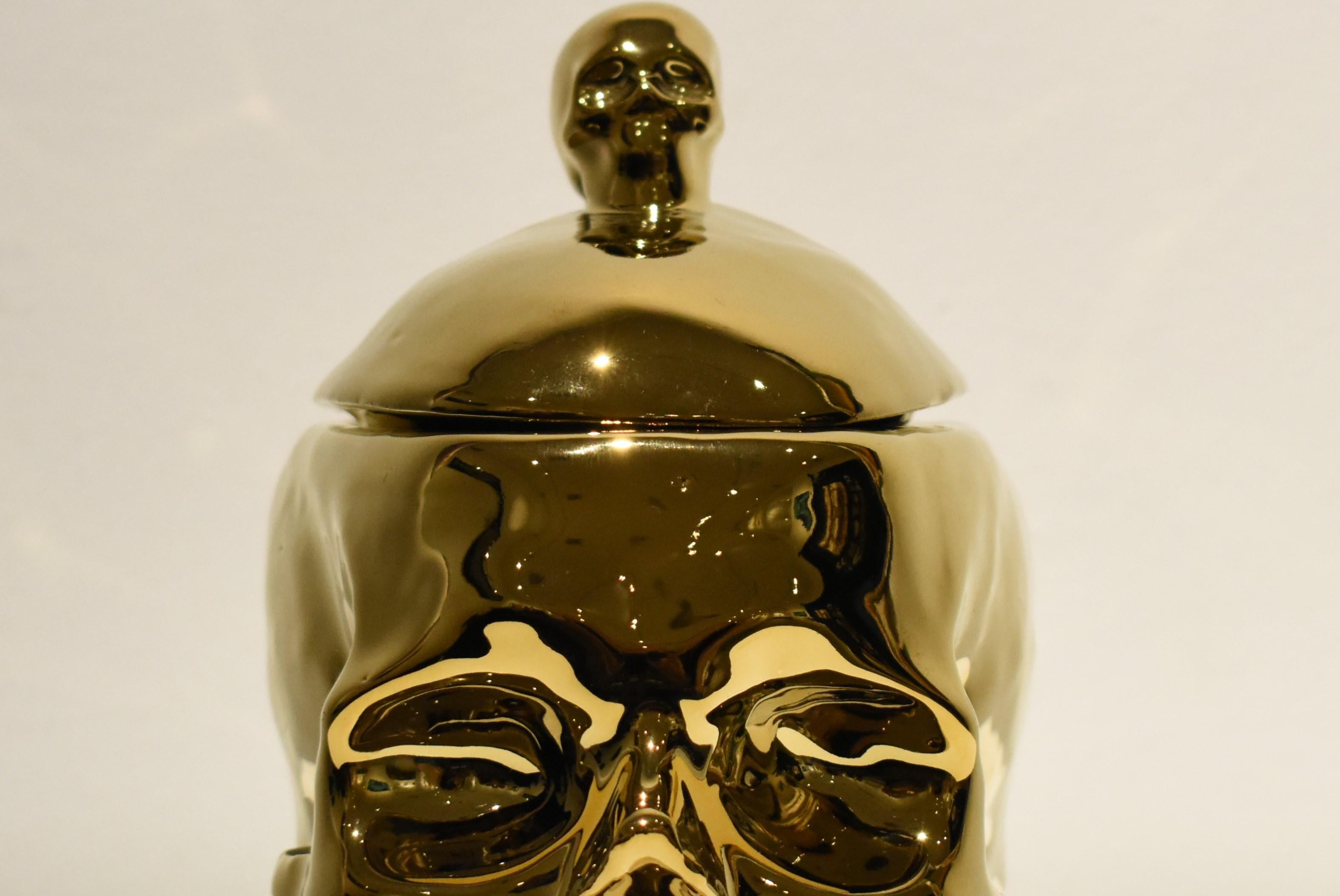 Porzellanskulptur mit Totenkopfform in Goldfarbe, abnehmbarer Deckel im Angebot 2