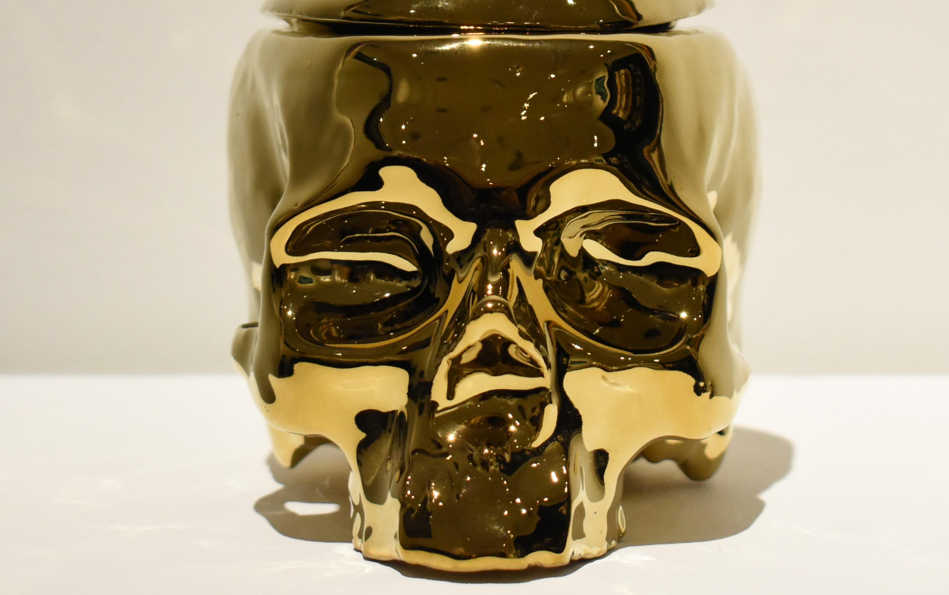 Porzellanskulptur mit Totenkopfform in Goldfarbe, abnehmbarer Deckel im Angebot 3
