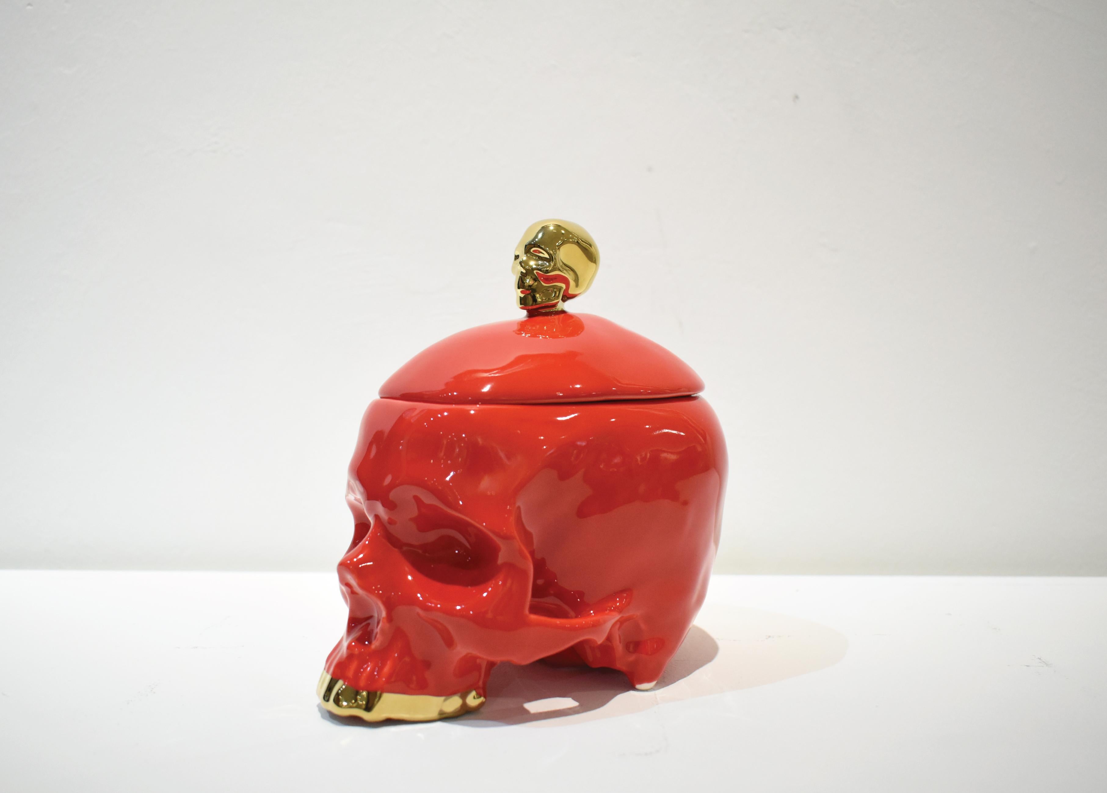Porzellan-Skulptur in Totenkopfform in Rot und Gold, abnehmbarer Deckel (Pop-Art), Sculpture, von Huang Yulong