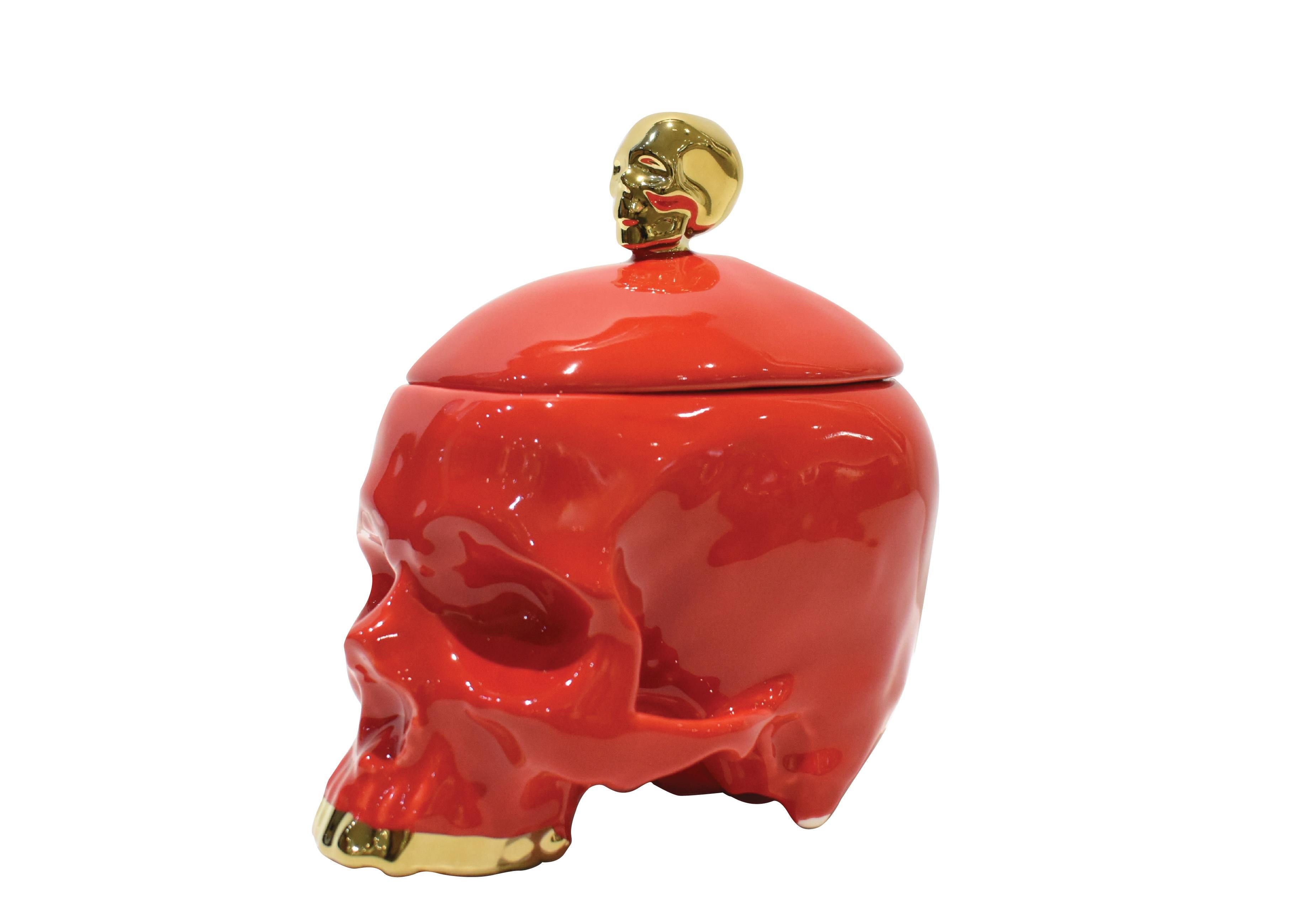 Huang Yulong Figurative Sculpture – Porzellan-Skulptur in Totenkopfform in Rot und Gold, abnehmbarer Deckel