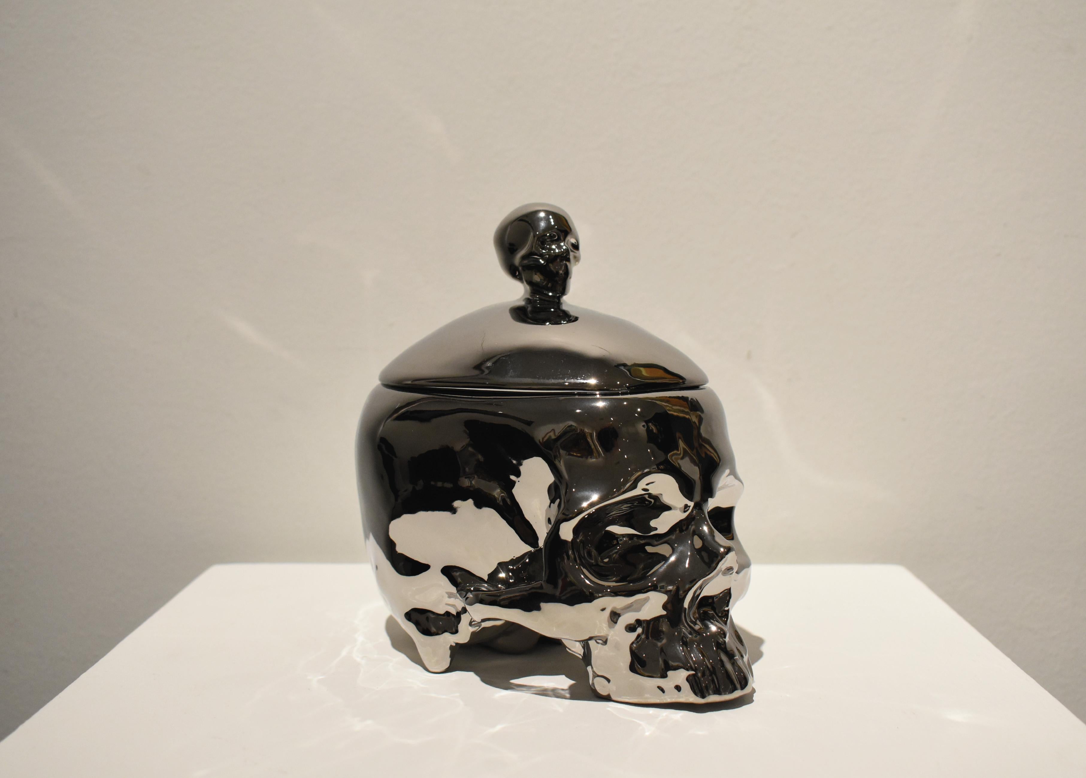 Porzellanskulptur mit Totenkopfform in Silberfarbe, abnehmbarer Deckel (Pop-Art), Sculpture, von Huang Yulong