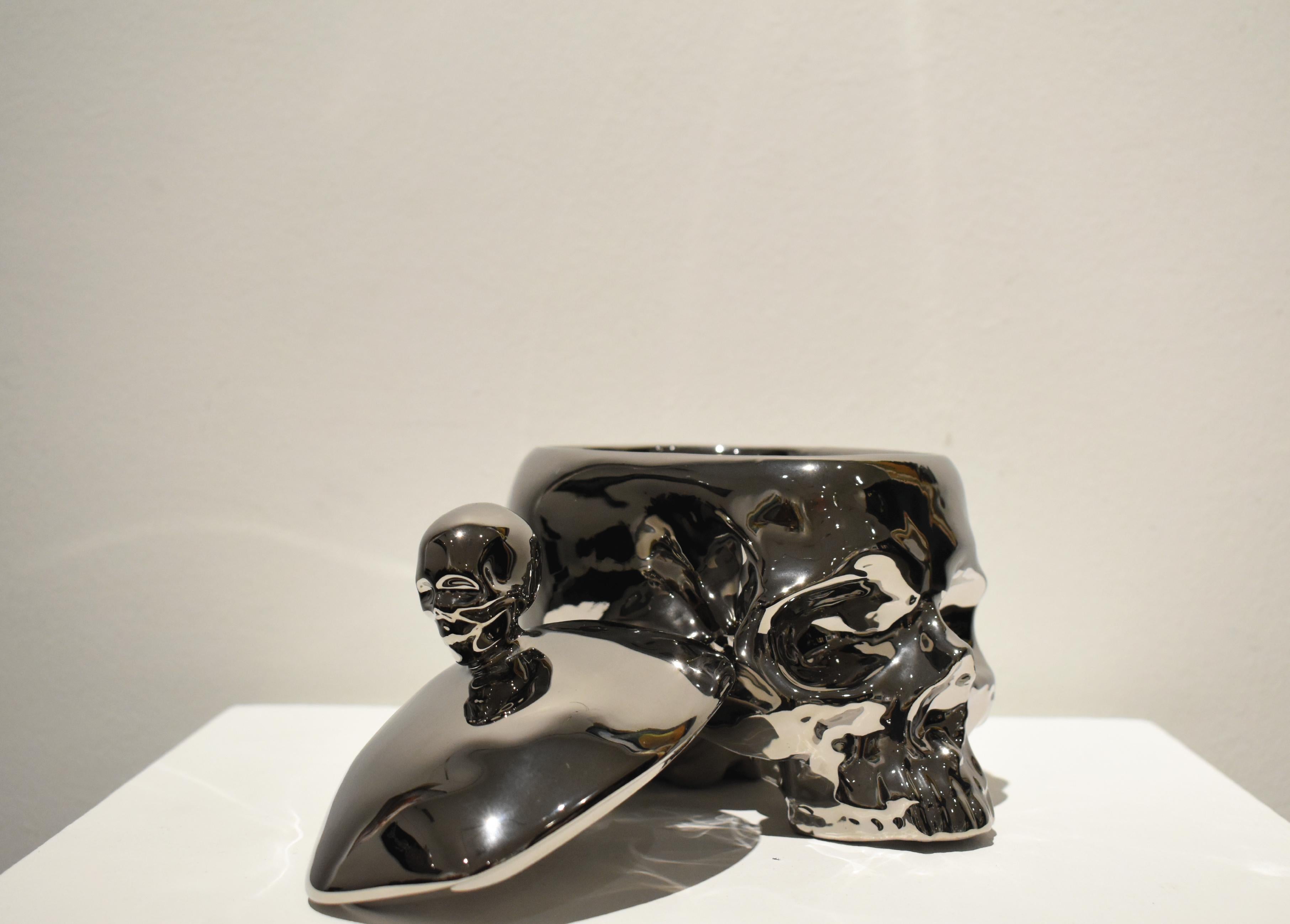 Porzellanskulptur mit Totenkopfform in Silberfarbe, abnehmbarer Deckel (Schwarz), Figurative Sculpture, von Huang Yulong