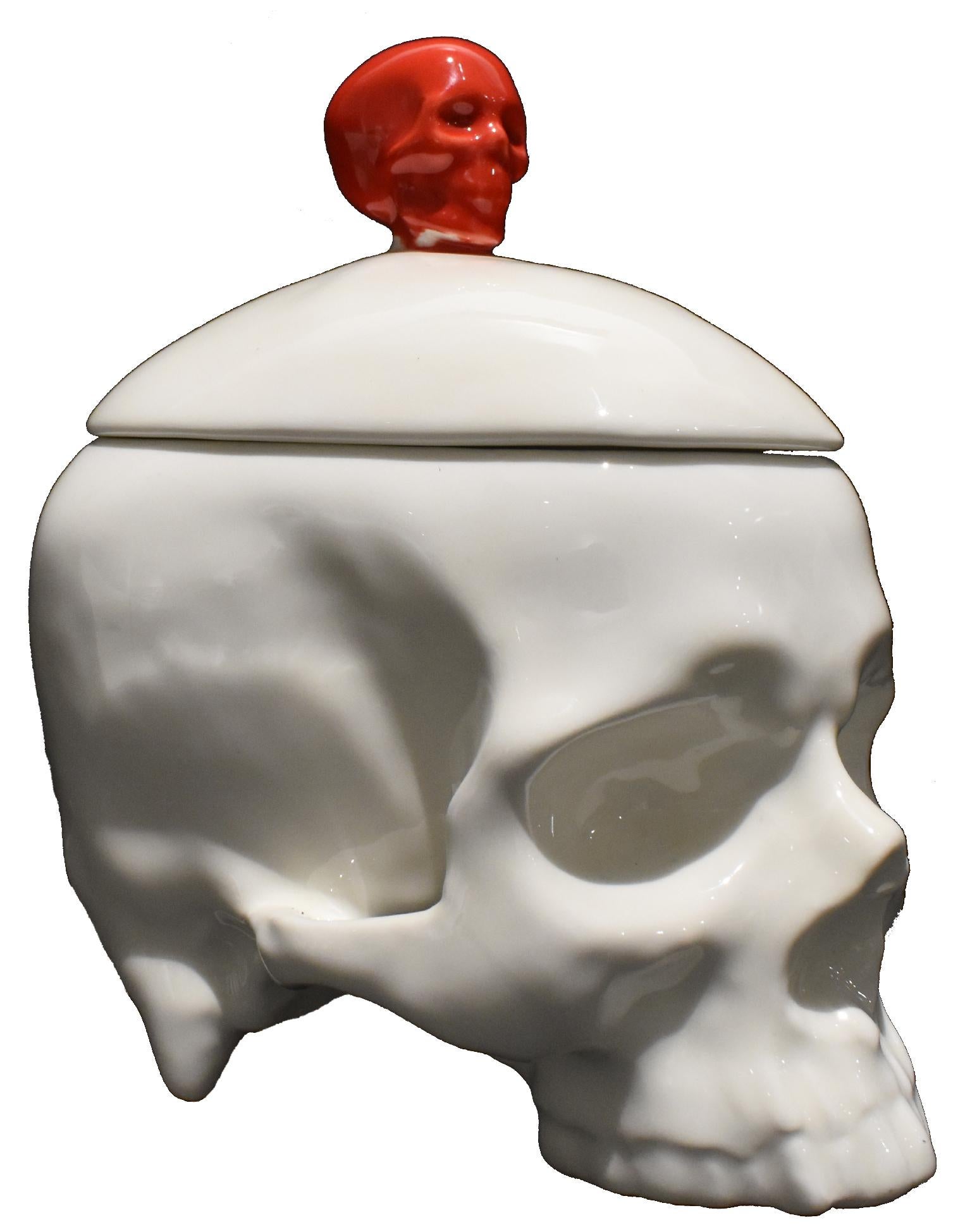 Skulptur mit Totenkopf aus Porzellan in Weiß und Rot, abnehmbarer Deckel, jetzt erhältlich – Sculpture von Huang Yulong