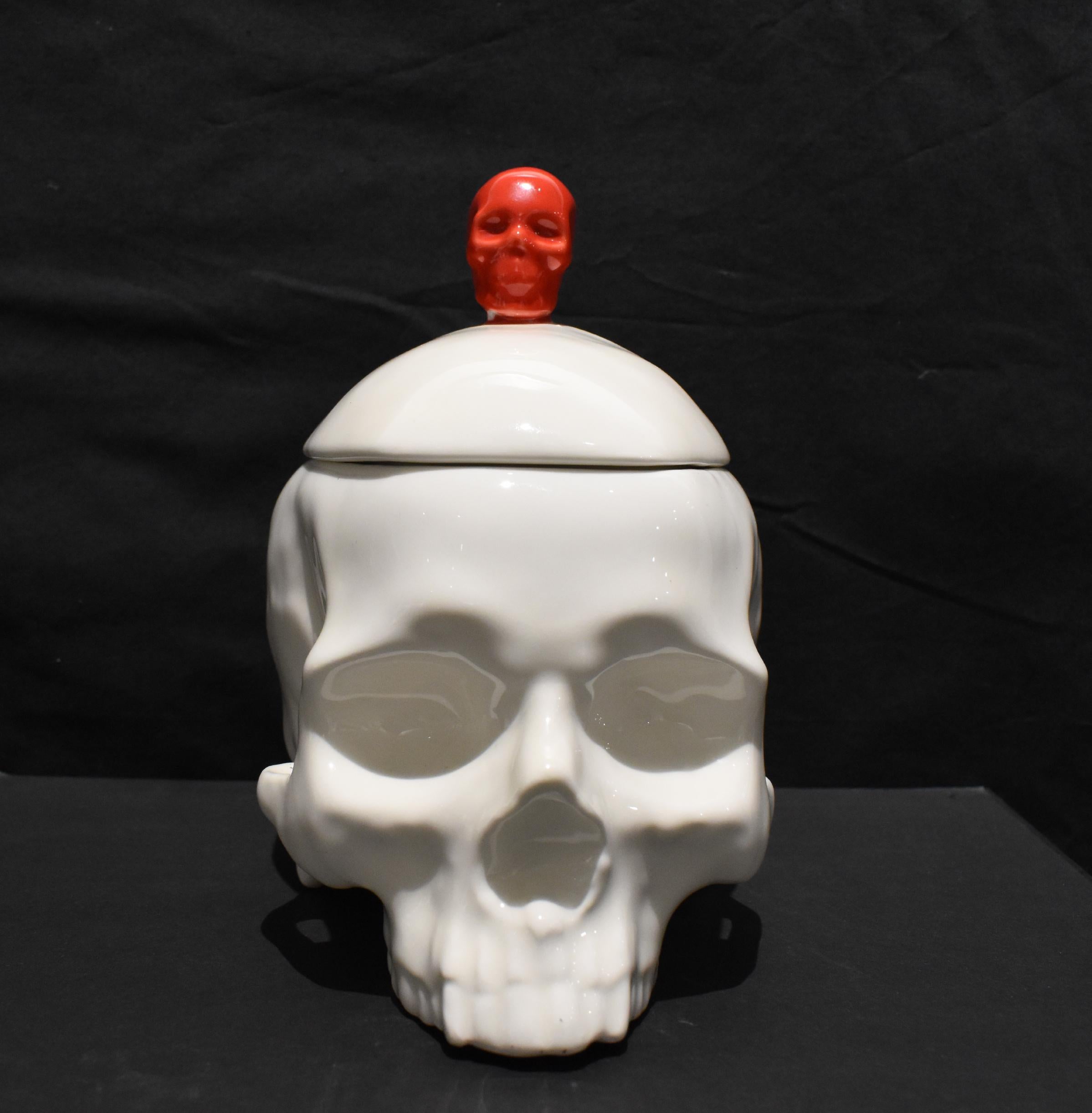 Escultura de calavera de porcelana en color blanco y rojo, cubierta extraíble disponible ahora - Sculpture Arte pop de Huang Yulong