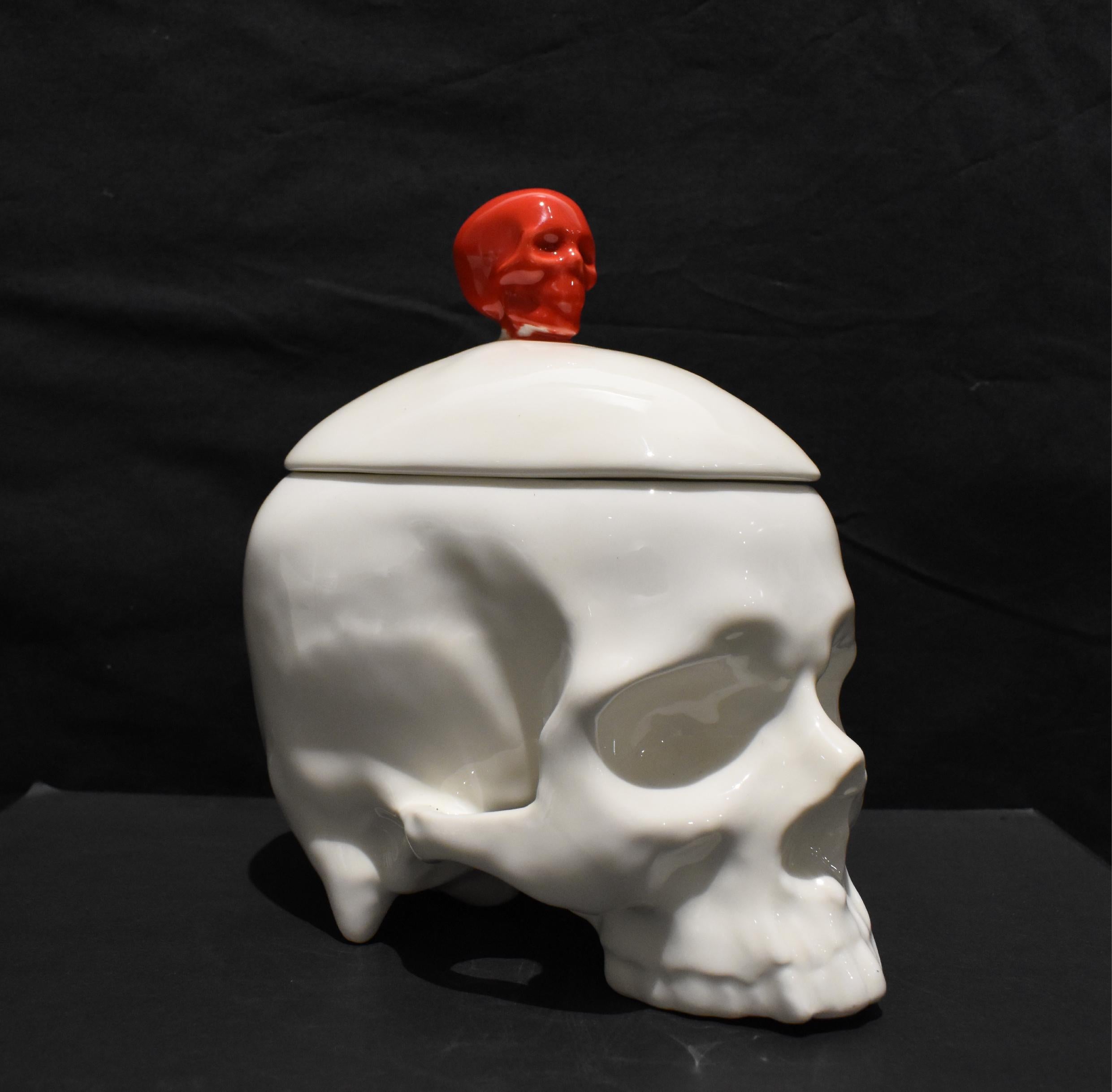 Skulptur mit Totenkopf aus Porzellan in Weiß und Rot, abnehmbarer Deckel, jetzt erhältlich (Schwarz), Still-Life Sculpture, von Huang Yulong