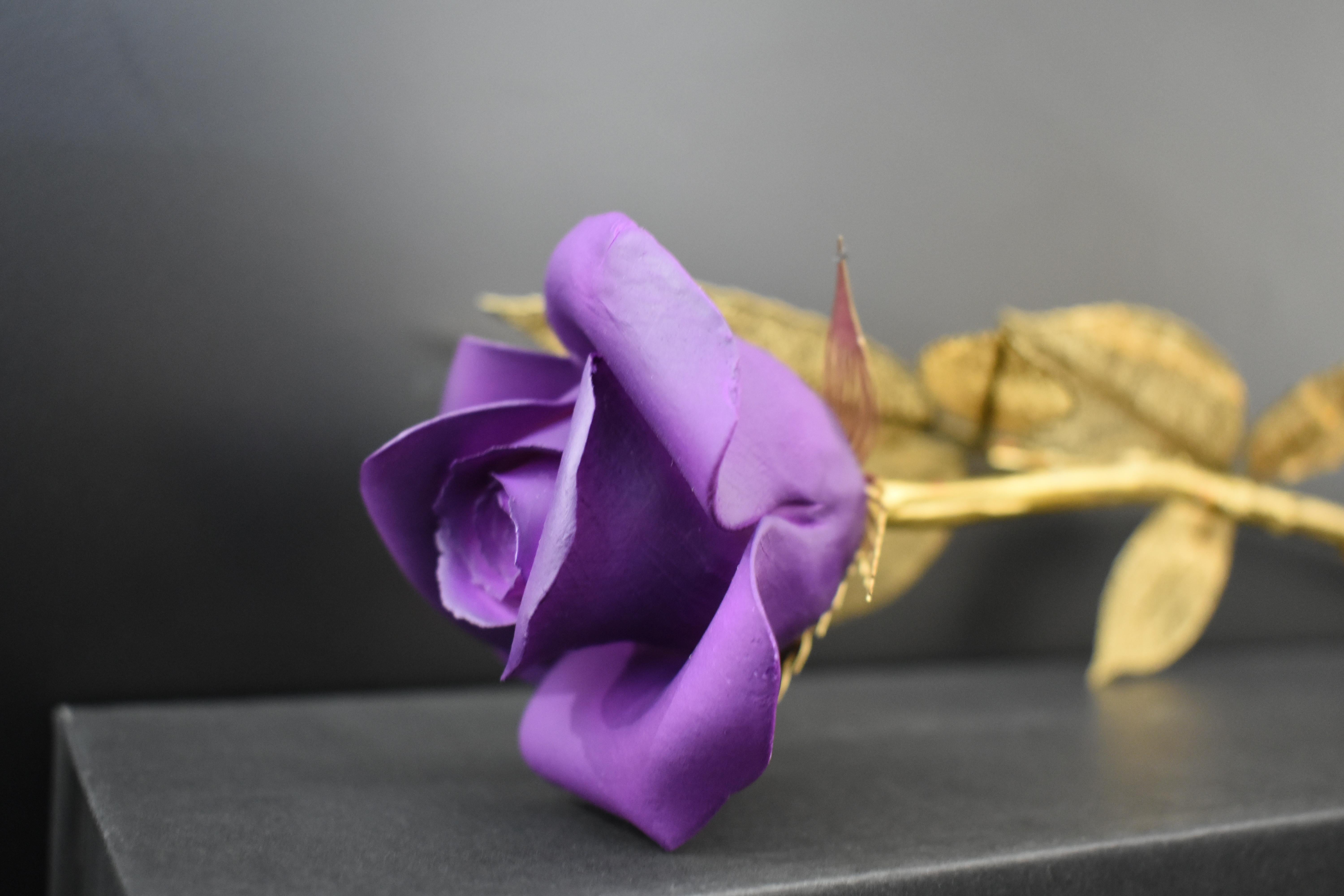 Roses and skulls were the first batch of products produced by Yulong Lab under the name of the studio at that time. The original intention of this design was to focus on people who are used to expressing love with roses, so based on the current