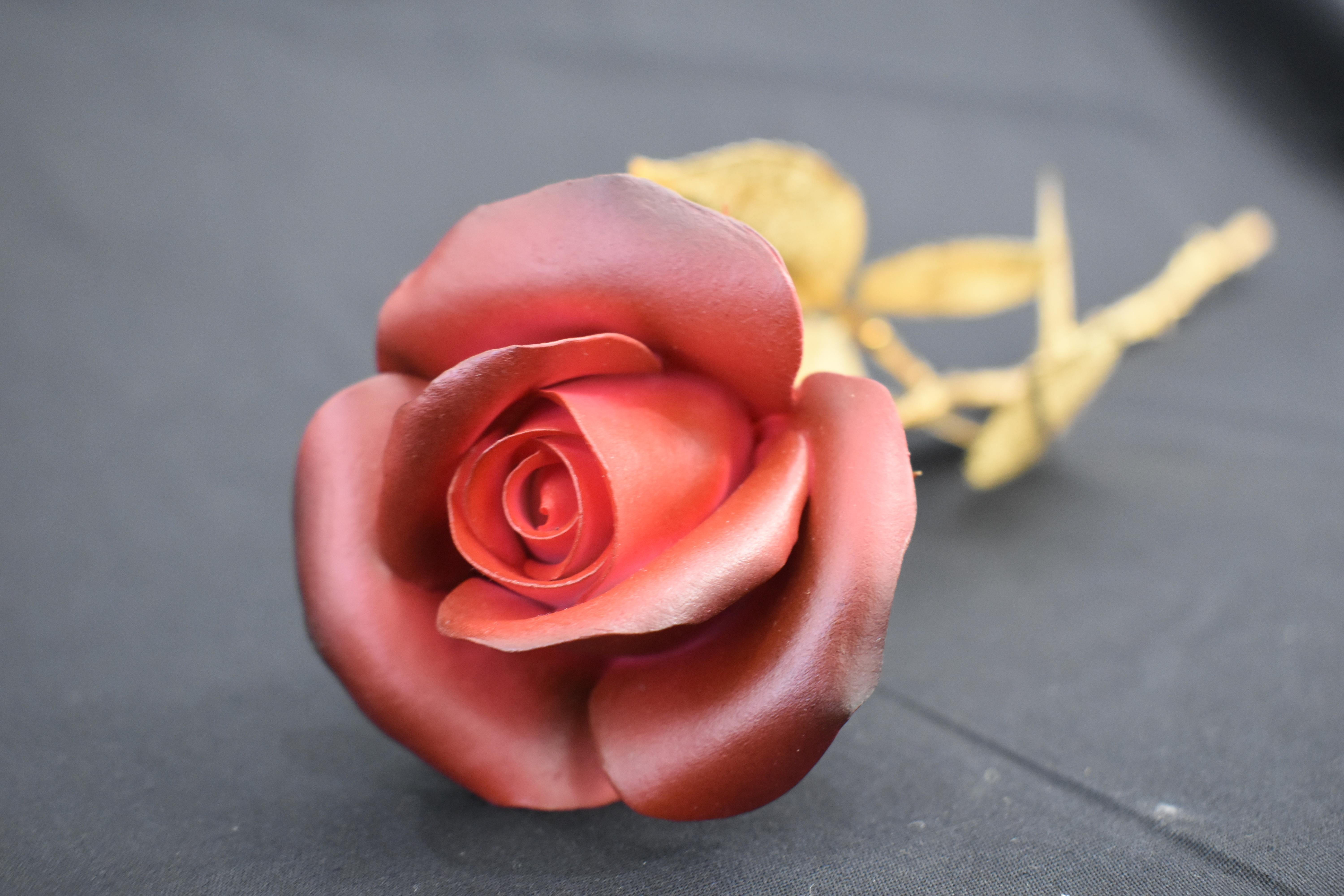 Still-Life Sculpture di Huang Yulong - Scultura di rose in ceramica e acciaio con una delicata confezione regalo, colore rosso e oro
