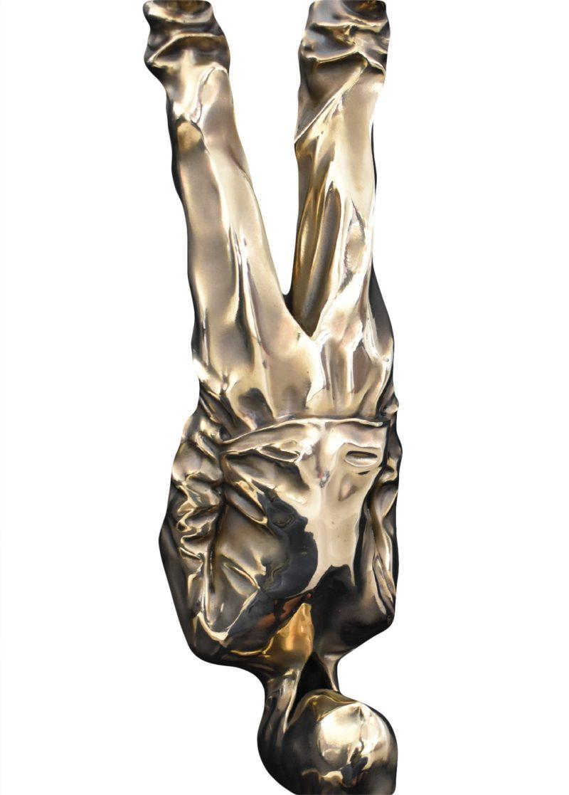 „Up Side Down“ Bronzeskulptur Auflage 3/8 von Huang Yulong im Angebot 8