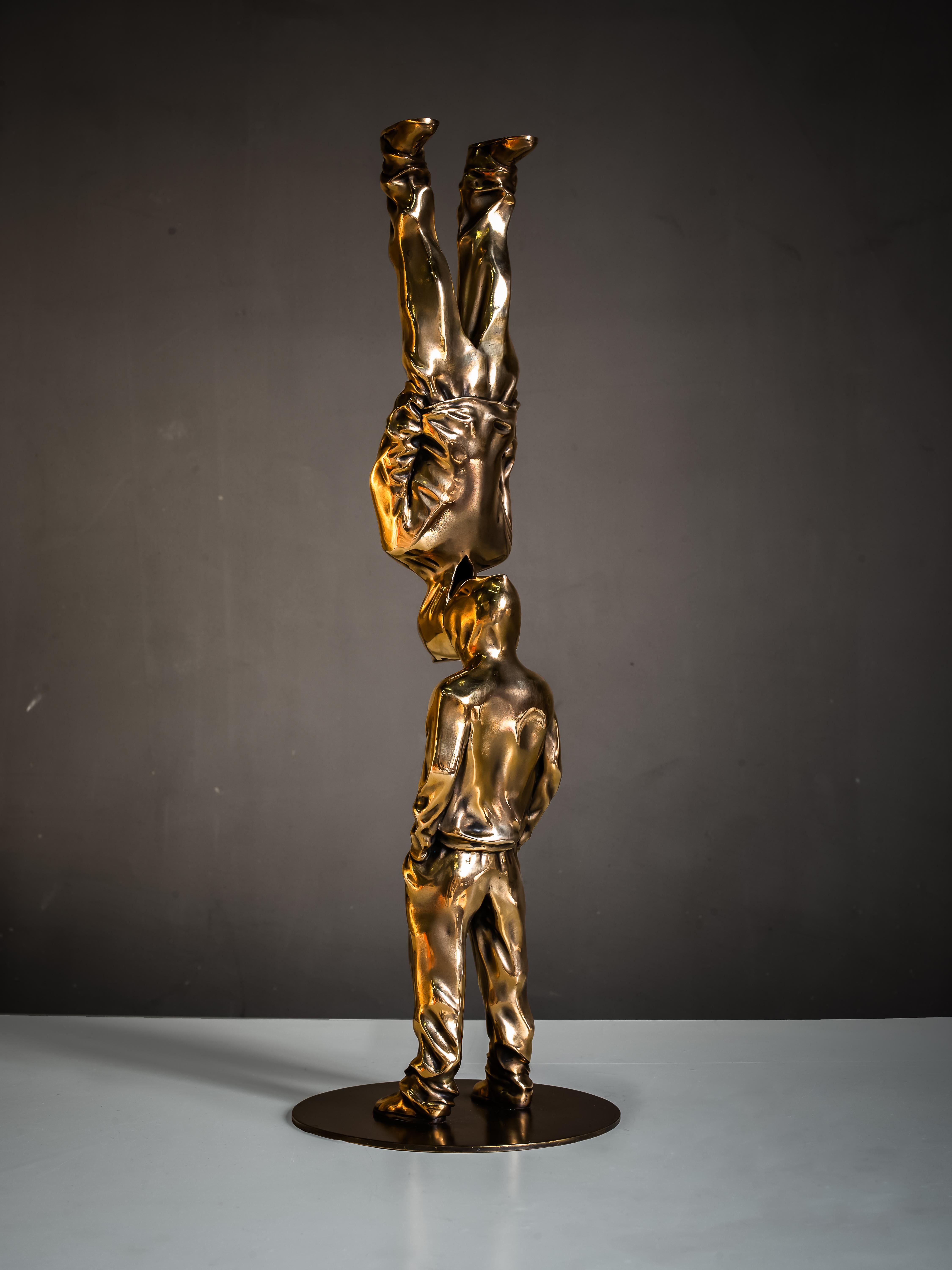 „Up Side Down“ Bronzeskulptur Auflage 3/8 von Huang Yulong