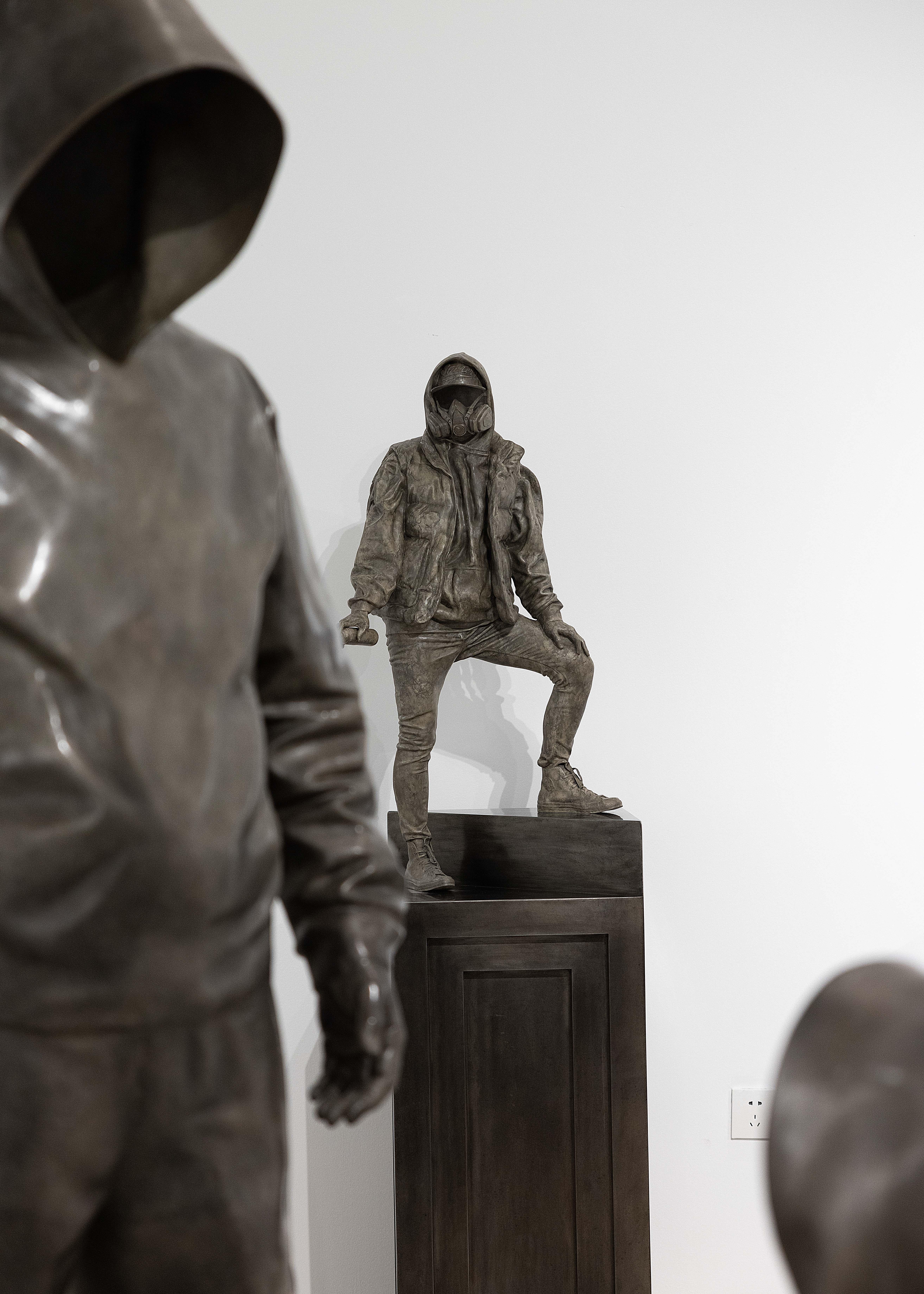 „What's up people-UMI“ Bronzeskulptur Auflage 2/8 von Huang Yulong im Angebot 1