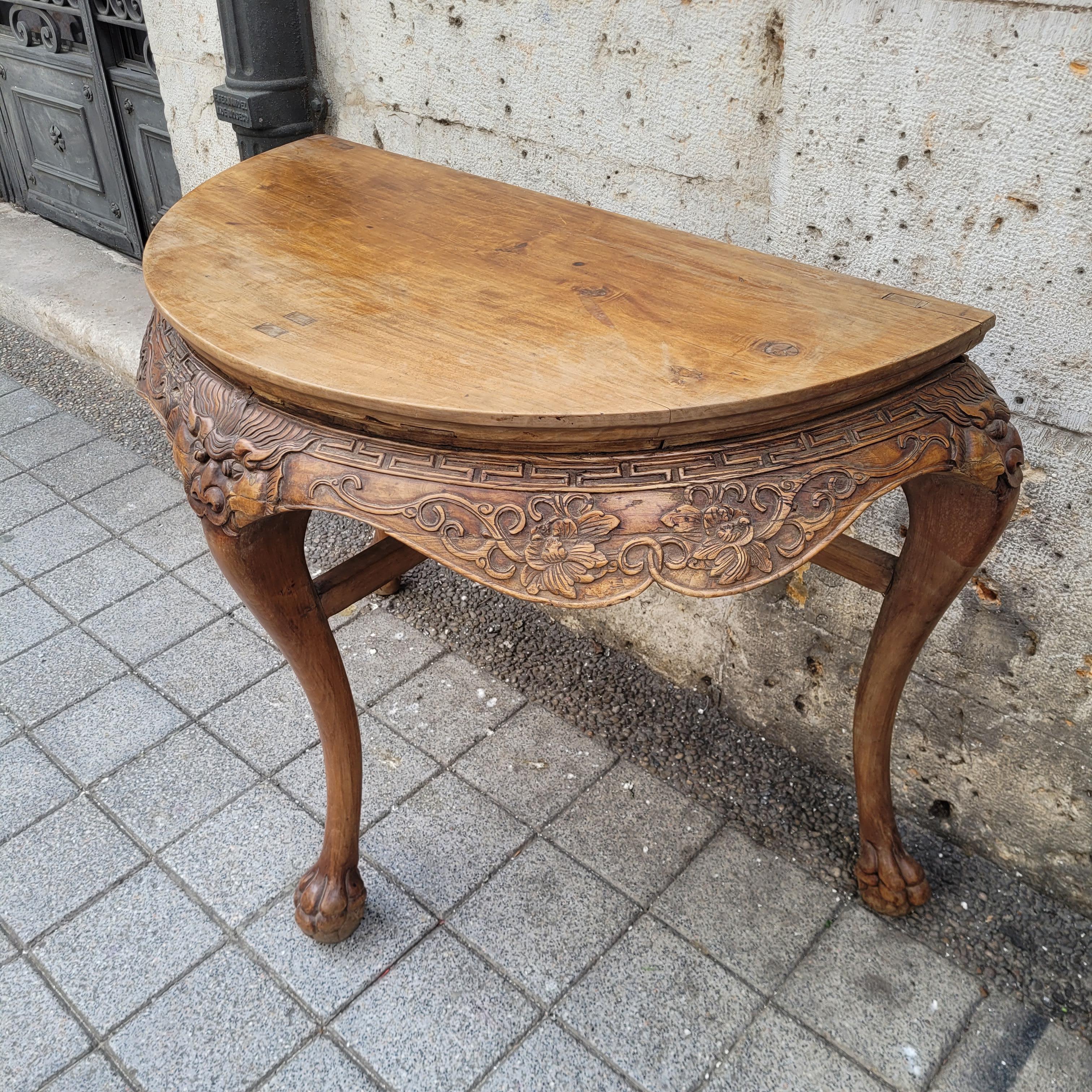 Huanghuali Demilune Table, Yueyazhuo. (Holz) im Angebot