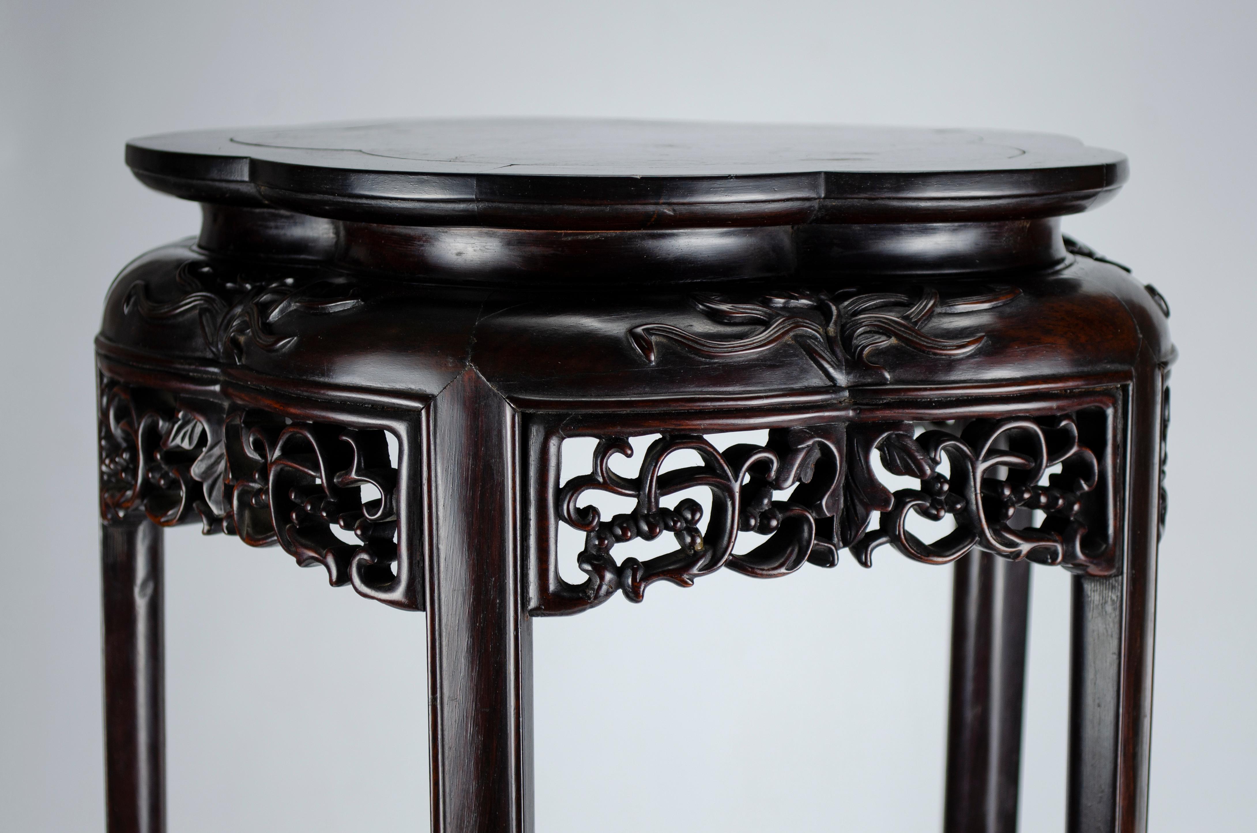Huanghuali table
5-legged table
Origin China Circa 1800
Very good condition
Slightly inclined by the natural work of the wood (minimum)
Some small scratches
Top panel with 5 round ends
Supported by 5 arched legs and the lower part and the upper part