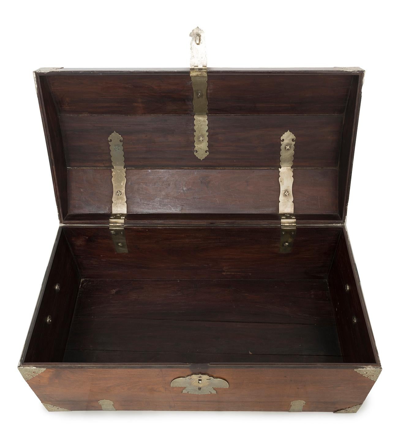 Huanghuali wooden trunk; China, early 18th Century. In Fair Condition For Sale In MADRID, ES