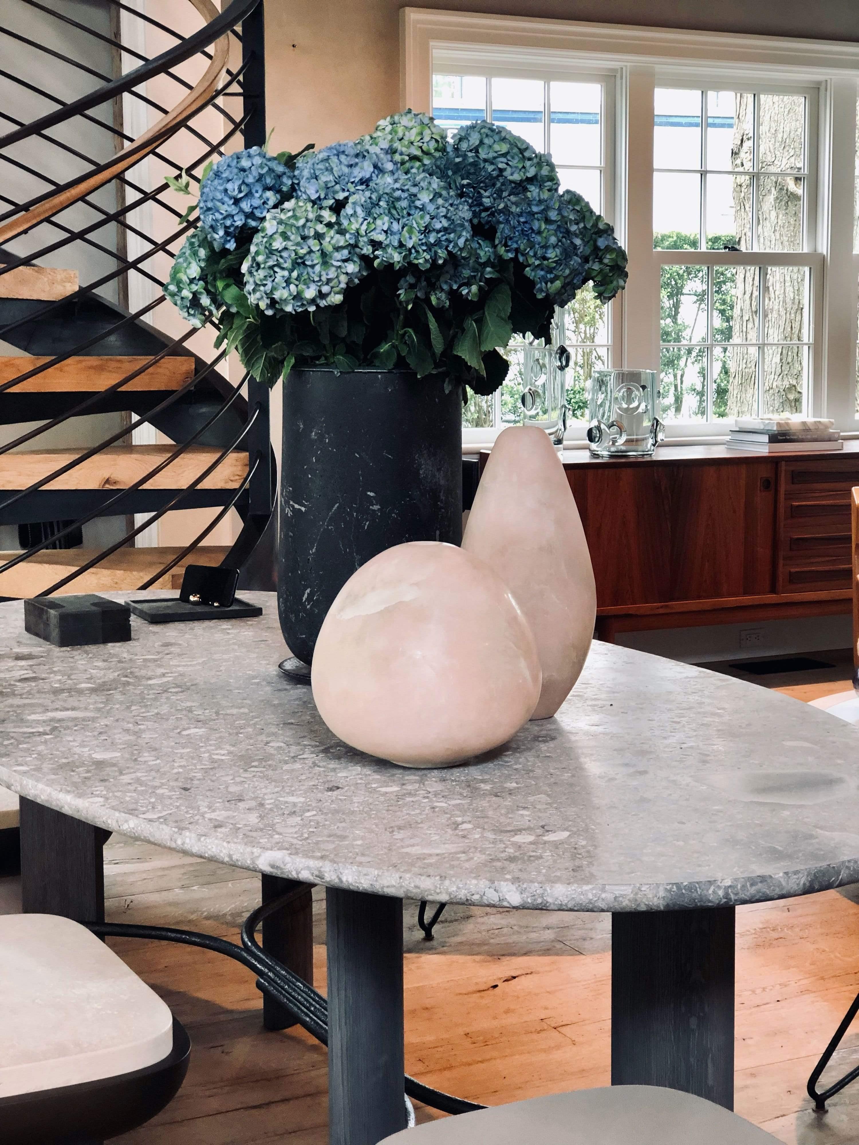 Français Table de salle à manger HUB avec plateau en marbre Ceppo Di Gre de la collection Particuliere en vente