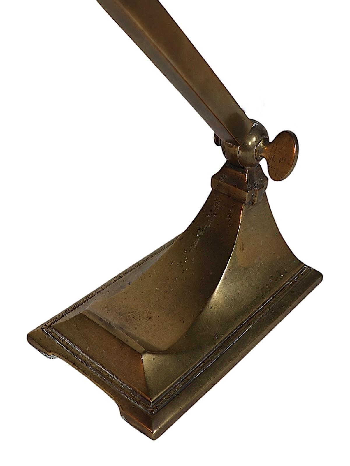 Hubbell Angle Poise-Schreibtischlampe aus Messing im Angebot 4
