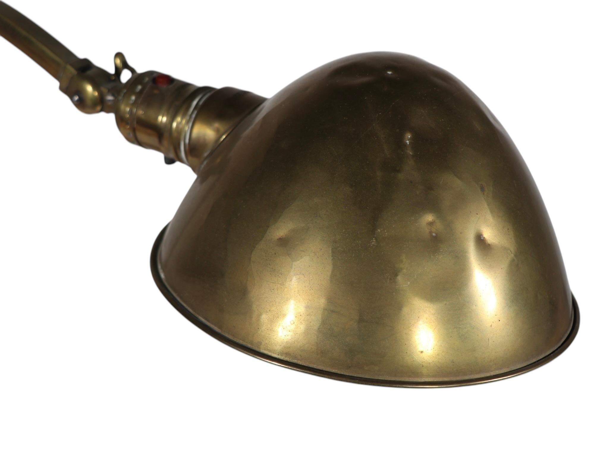 Hubbell Angle Poise-Schreibtischlampe aus Messing im Angebot 11