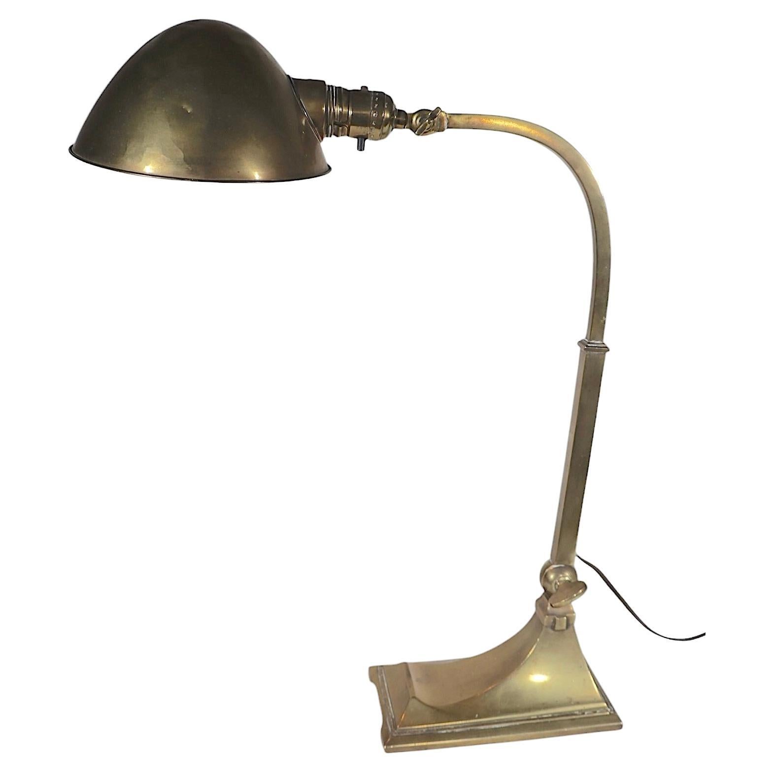 Klassische Vintage-Industrie, Kunsthandwerk, Jugendstil  style angle poise Schreibtischlampe von Hubbell. Die Leuchte verfügt über einen massiven Sockel aus Messingguss, einen quadratischen  Messingarm, mit Original  Haube Schatten.
Der vertikale
