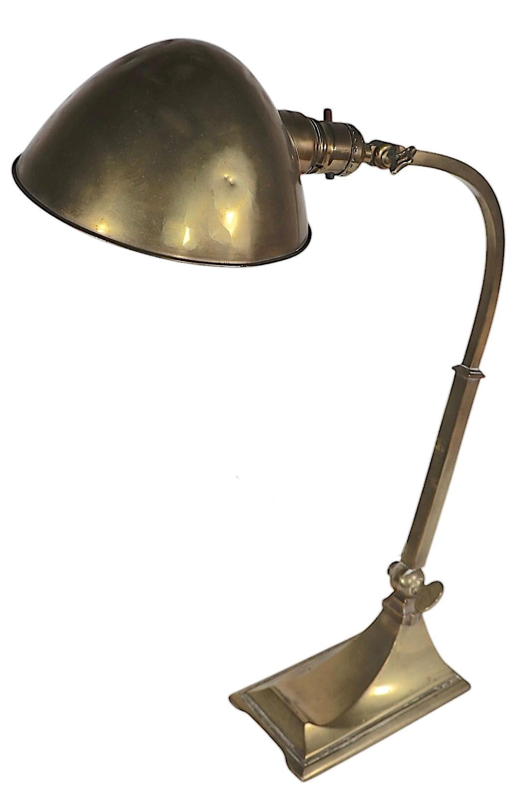 Hubbell Angle Poise-Schreibtischlampe aus Messing (amerikanisch) im Angebot