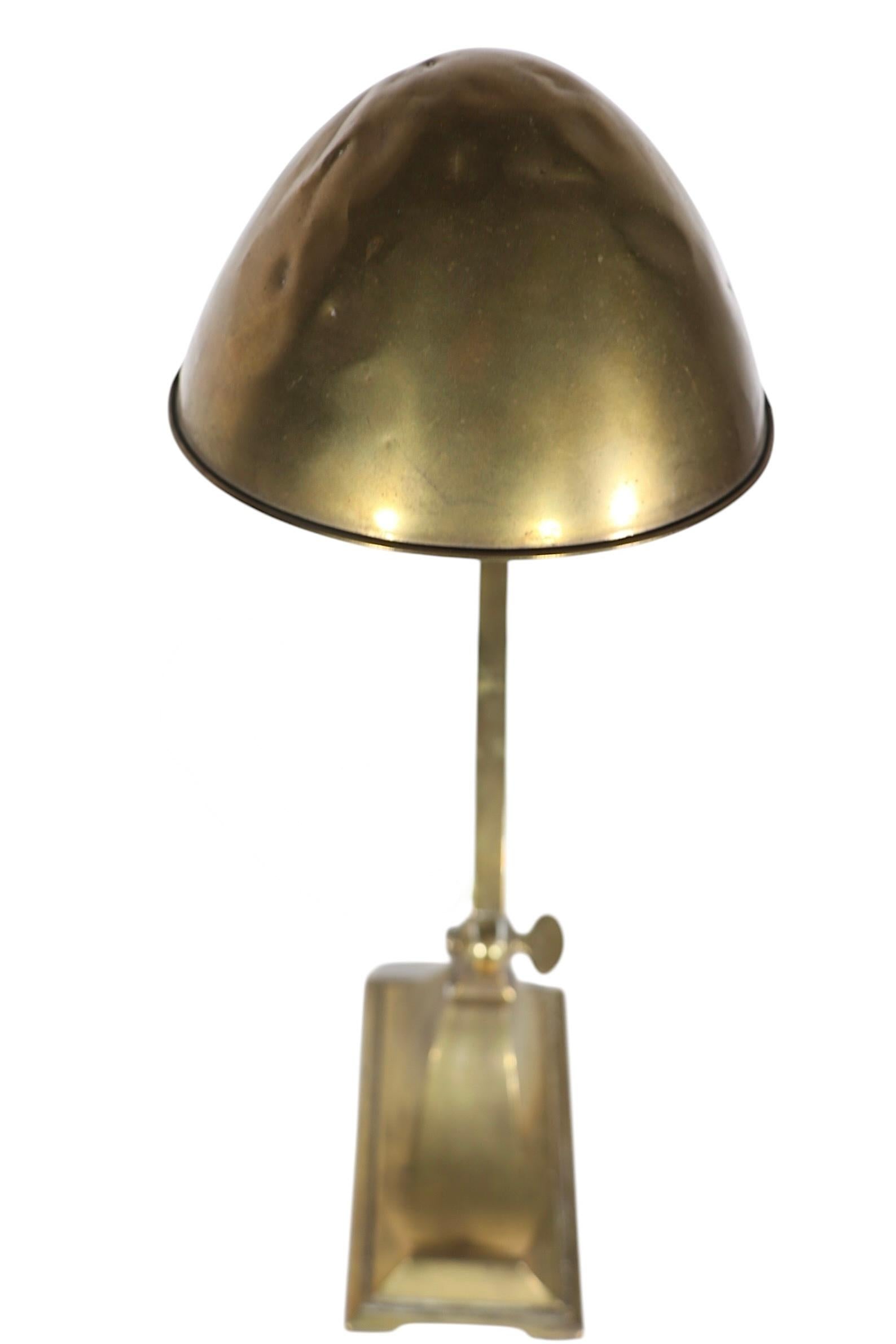 Hubbell Angle Poise-Schreibtischlampe aus Messing im Zustand „Gut“ im Angebot in New York, NY