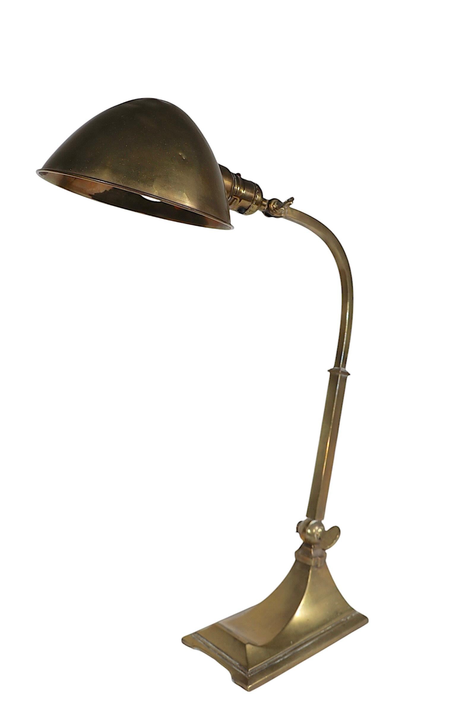 Hubbell Angle Poise-Schreibtischlampe aus Messing (20. Jahrhundert) im Angebot