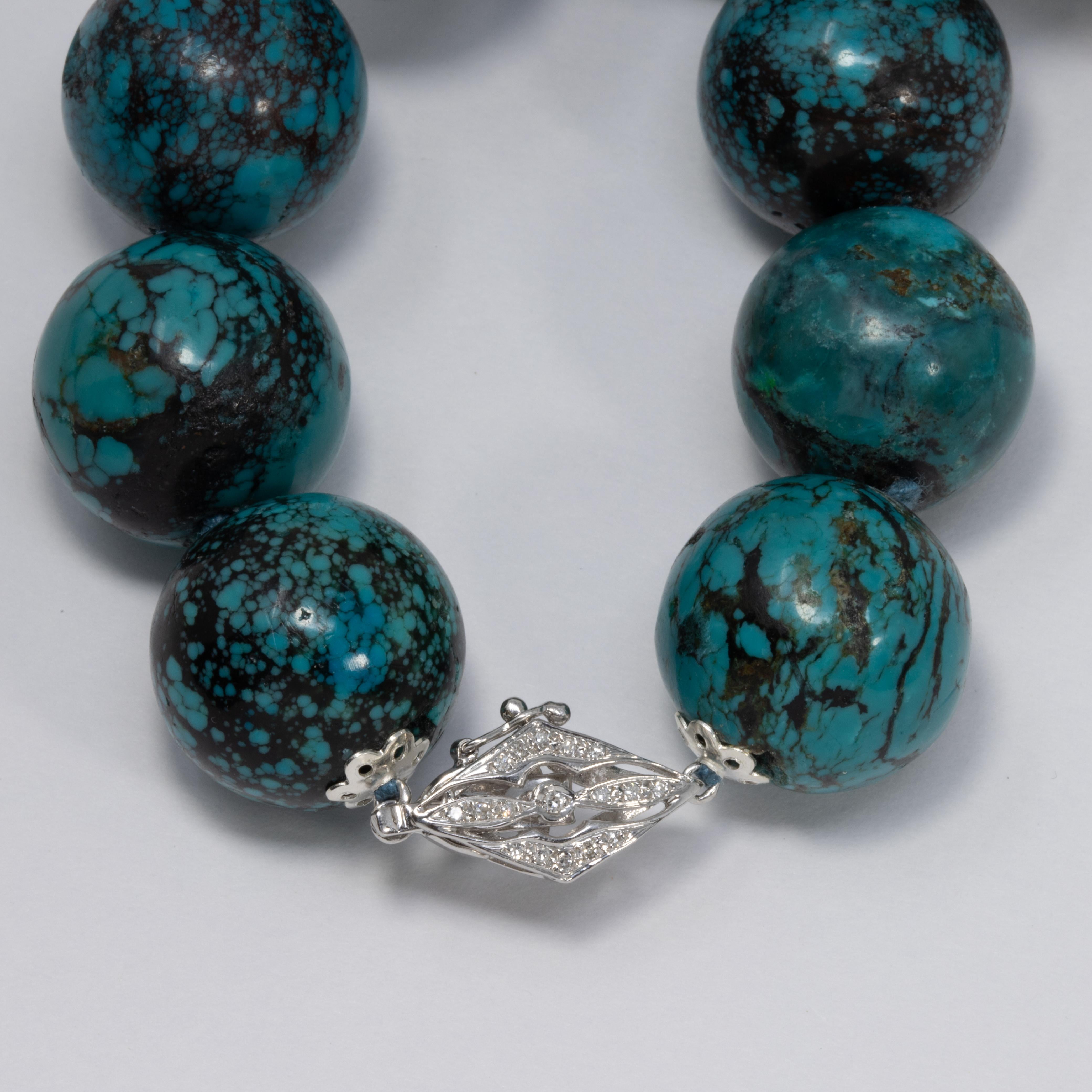 Hubei Collier de perles de turquoise avec fermoir en or blanc 14 carats et diamants en vente 1